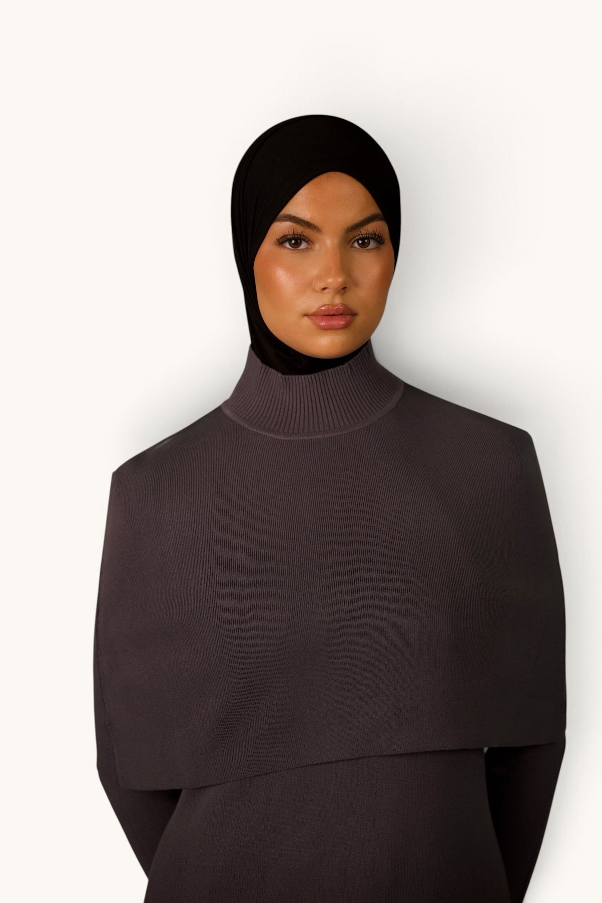 LOSYANA graues Strickkleid mit Cape-Detail und Stehkragen an einem Model mit schwarzem Hijab
