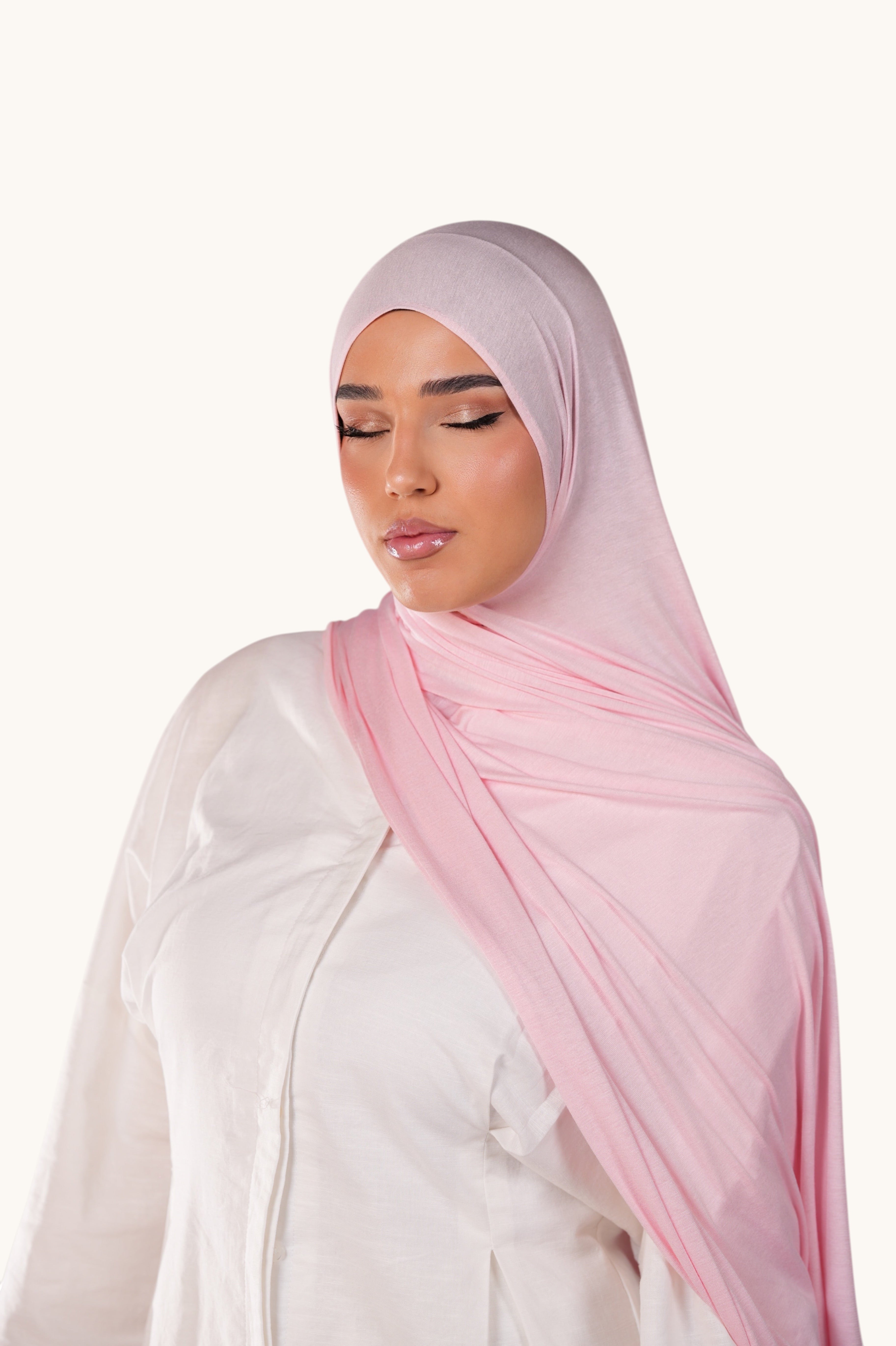 Bambus-Jersey mit Erdbeer-Muster von Losyana.Shop, weicher Stoff, perfekt für bequeme Kleidung, detailreiche Stoffstruktur sichtbar