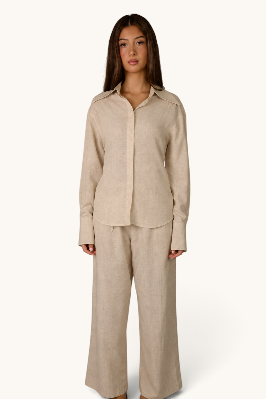 LOSYANA Premium Leinen Bluse in Beige mit verdeckter Knopfleiste und Schulterpolstern an einem Model