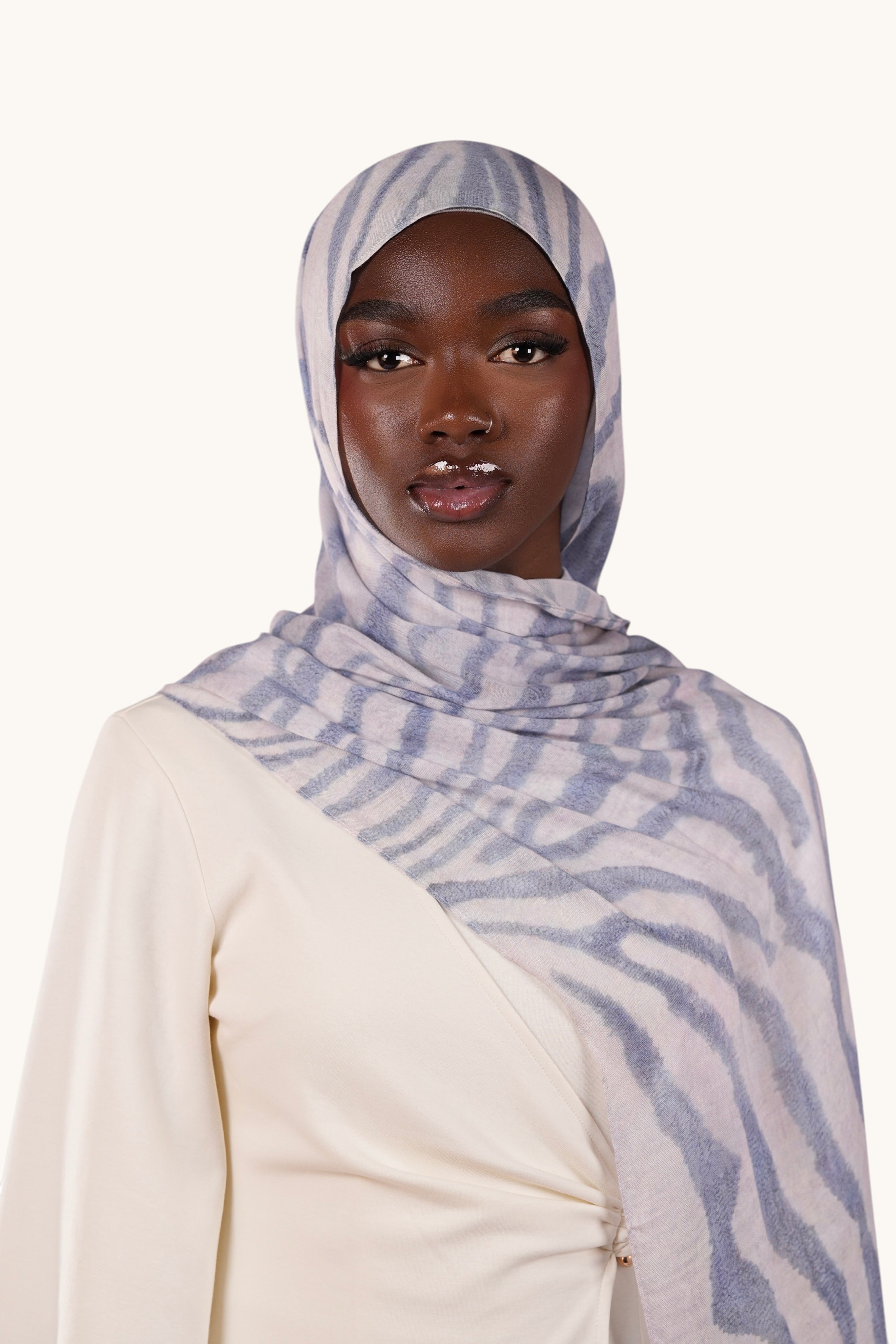 Leichter LOSYANA Hijab aus Modal Stoff mit Ozeanwellen-Design, angenehm und stilvoll für den täglichen Gebrauch.