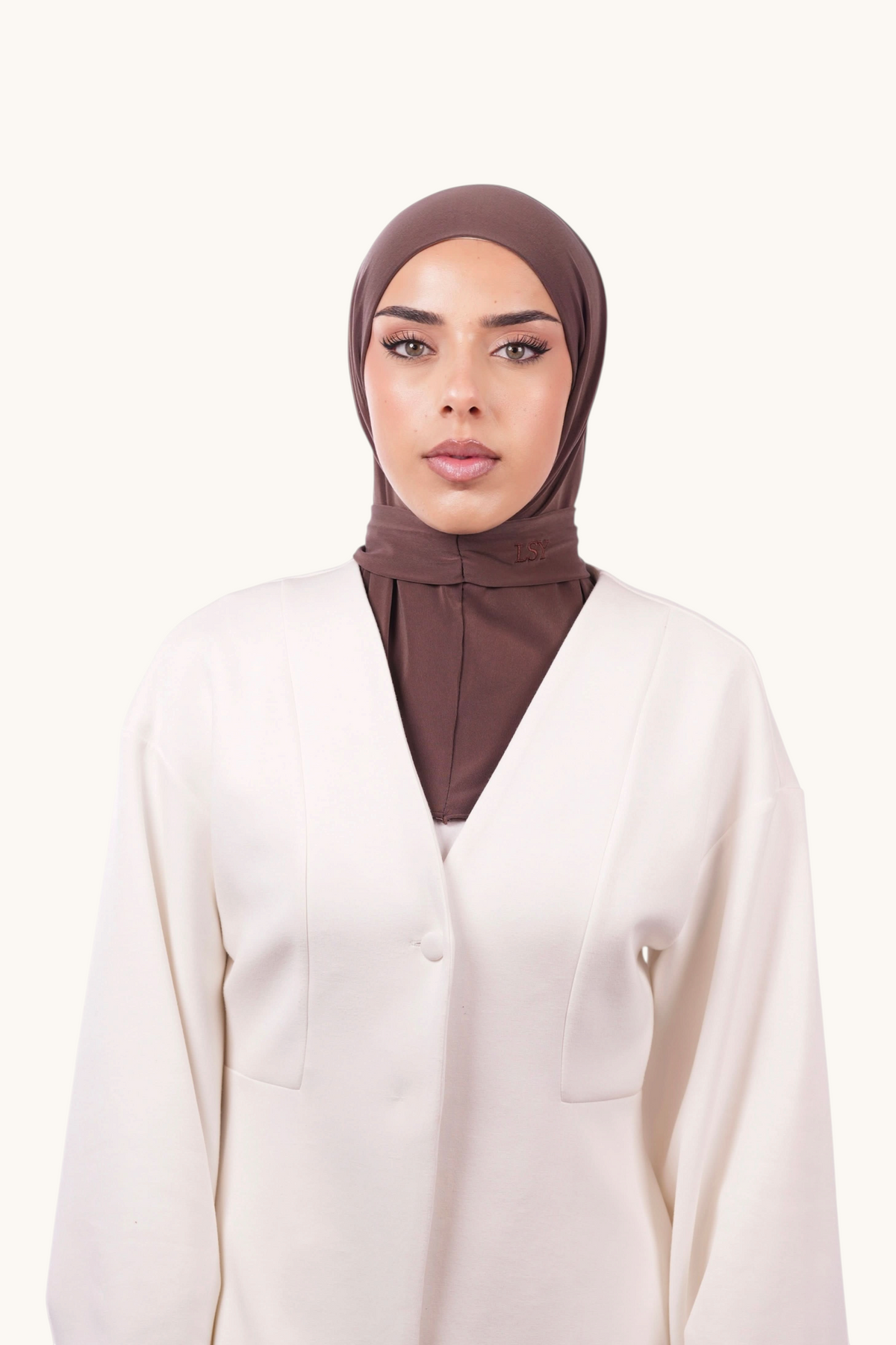 Cappuccinofarbener Instant-Hijab von Losyana.Shop, bequem getragen, zeigt die weiche Stoffstruktur und den modischen Schnitt.