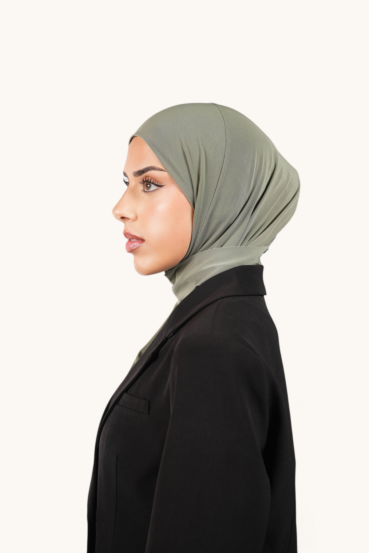 Olivgrüner Instant-Hijab von Losyana.Shop, bequem über dem Kopf getragen, aus weichem, leichtem Stoff.