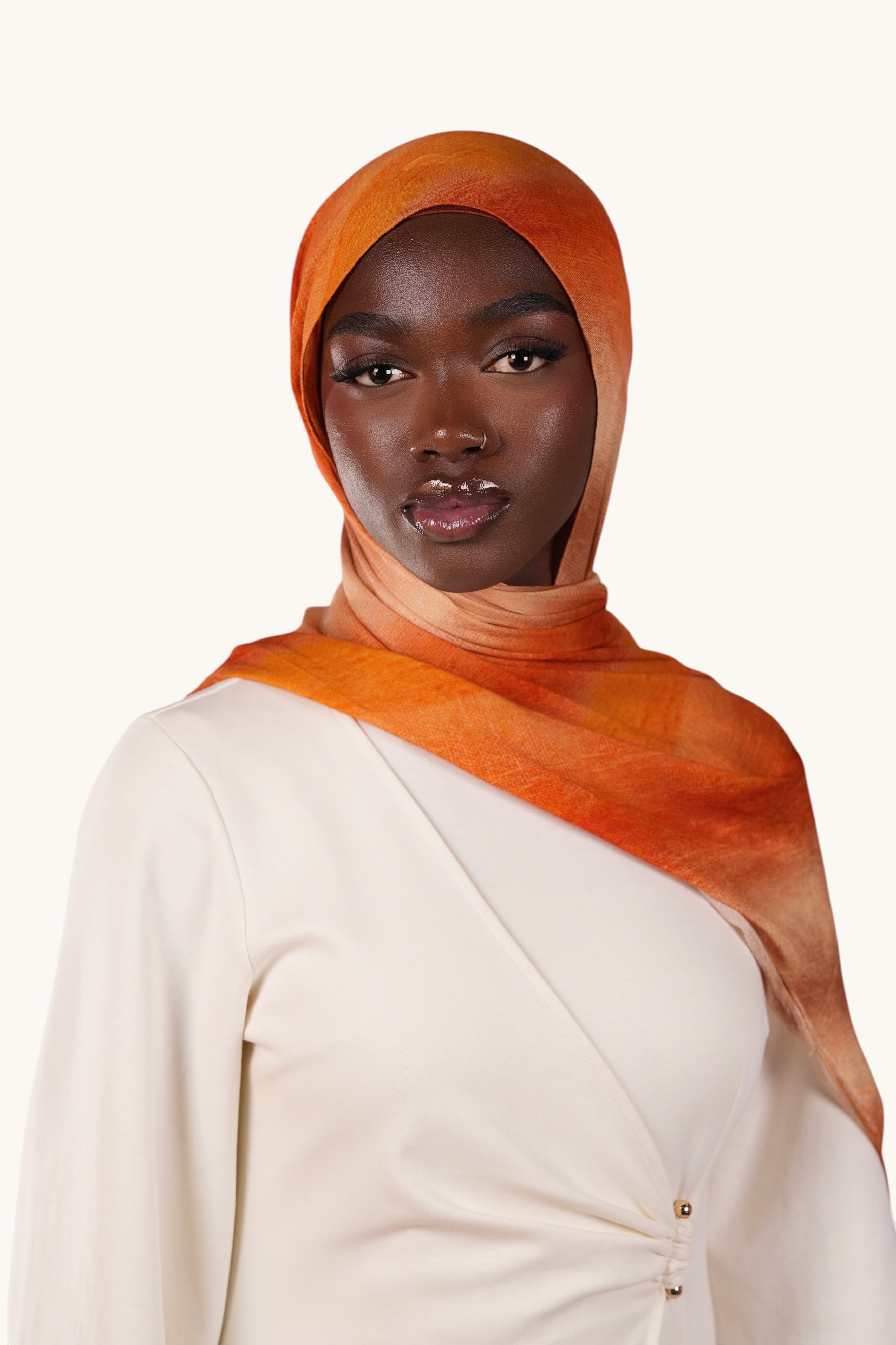 Leichter LOSYANA Hijab aus Modal in Sunset-Farbe, weich und angenehm, perfekt für stilvollen Komfort.