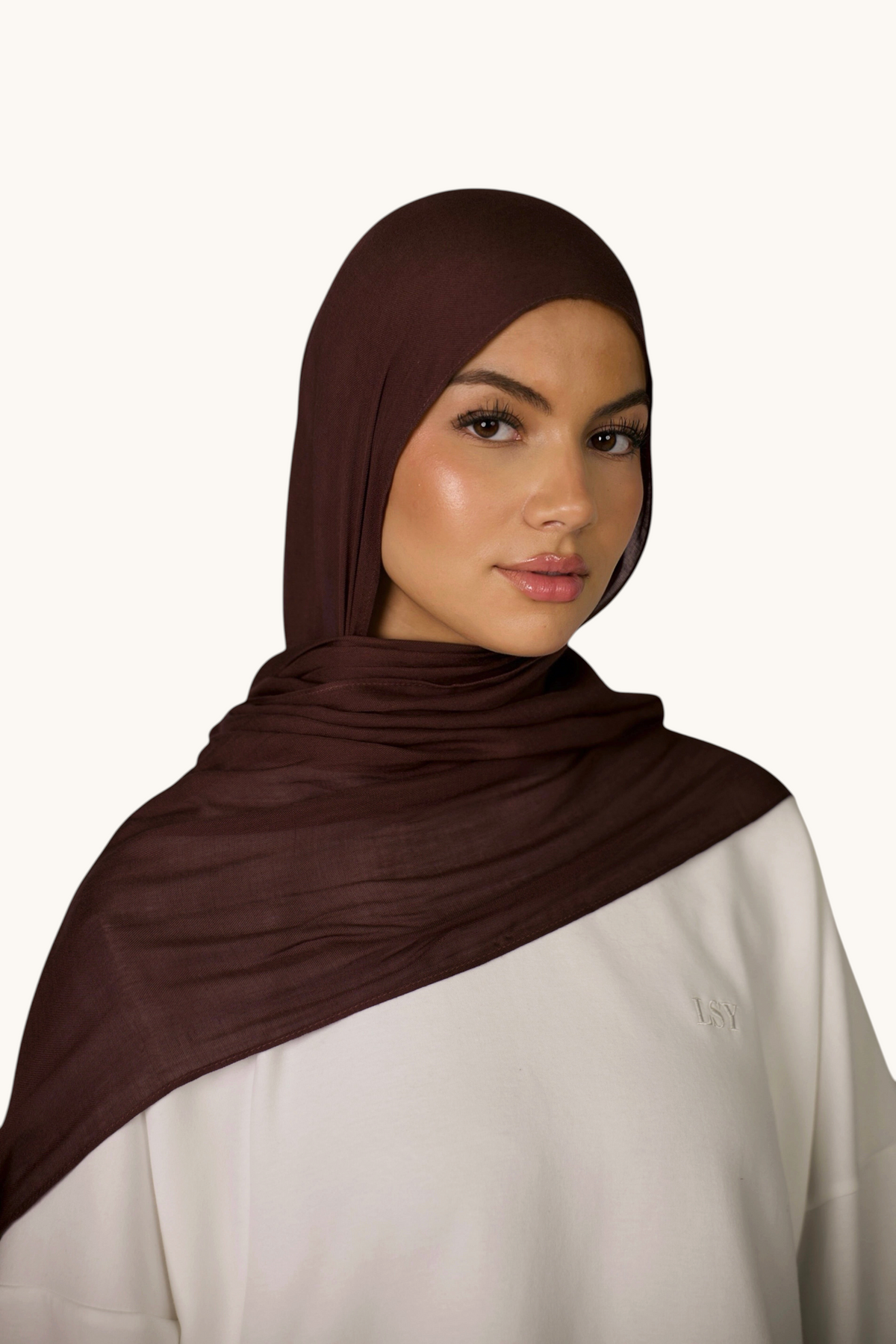 LOSYANA Hijab aus leichtem, espresso-braunem Modal-Stoff mit passender Bone für einen eleganten, fließenden Look.