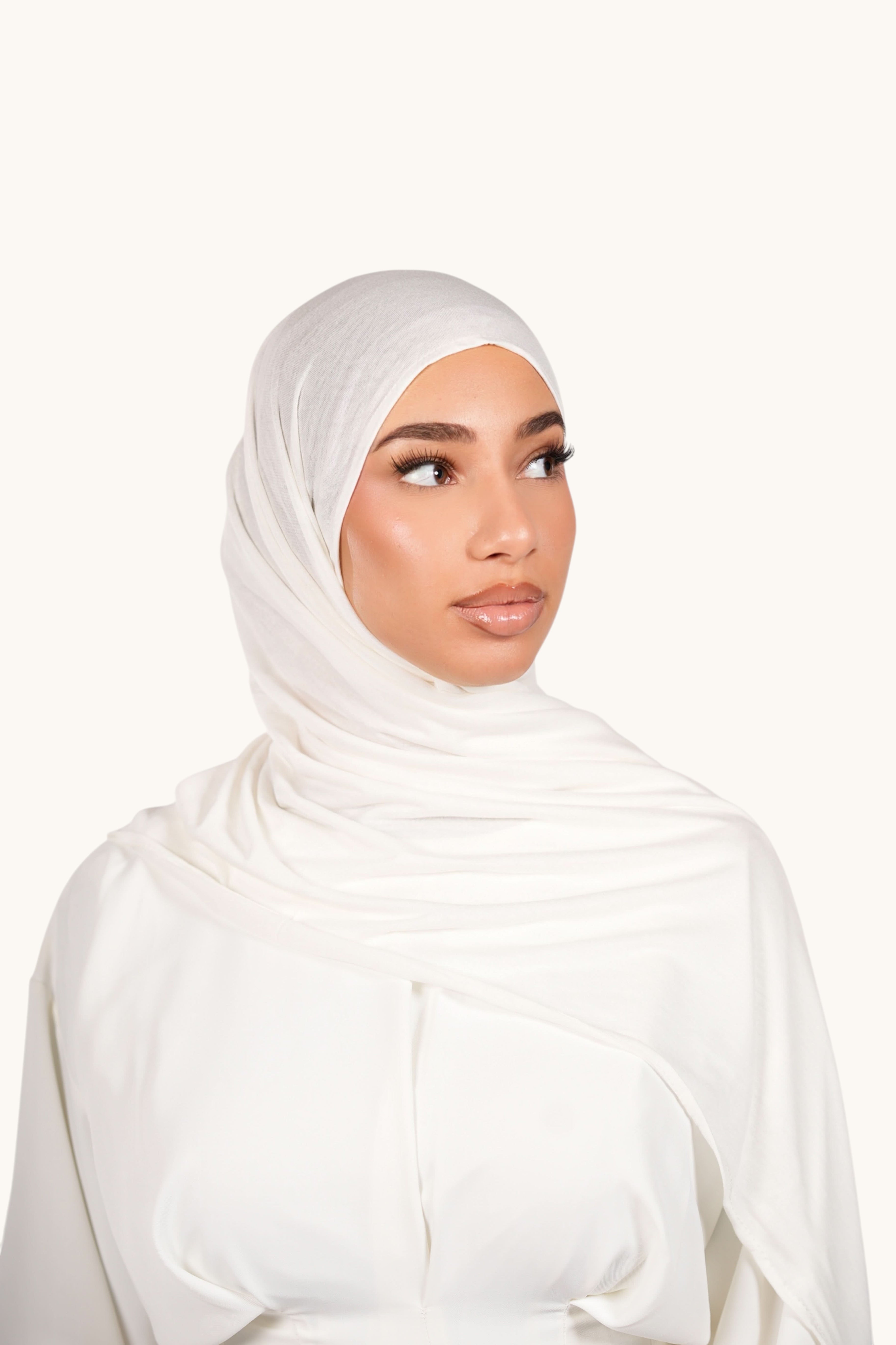 Weißes Losyana.Shop Jersey aus weichem Stoff, gewebt mit feinem Nähten und sportlichem Design, auf einem weißen Hintergrund.
