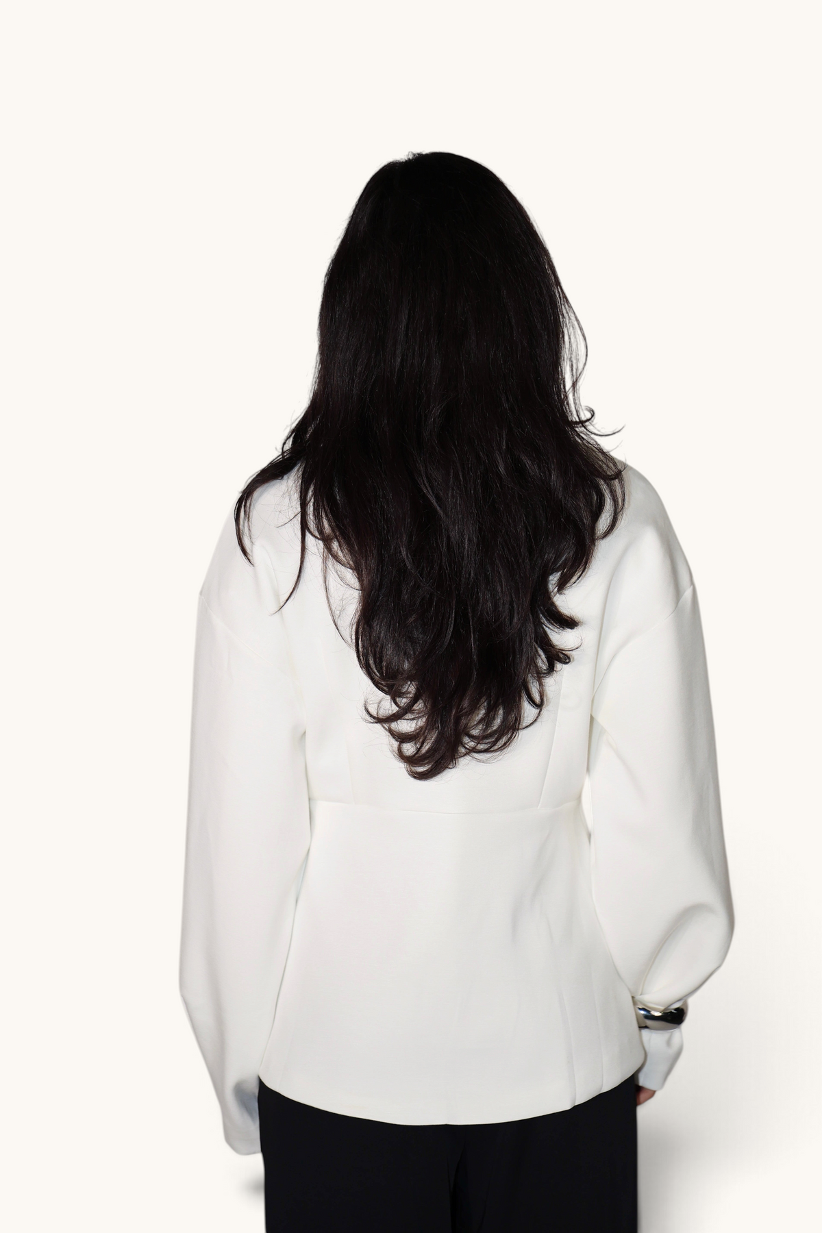 Weicher weißer Blazer von Losyana.Shop, elegante Oberteil-Mode, sitzt perfekt und zeigt sauberen Stoff und stilvolles Design.