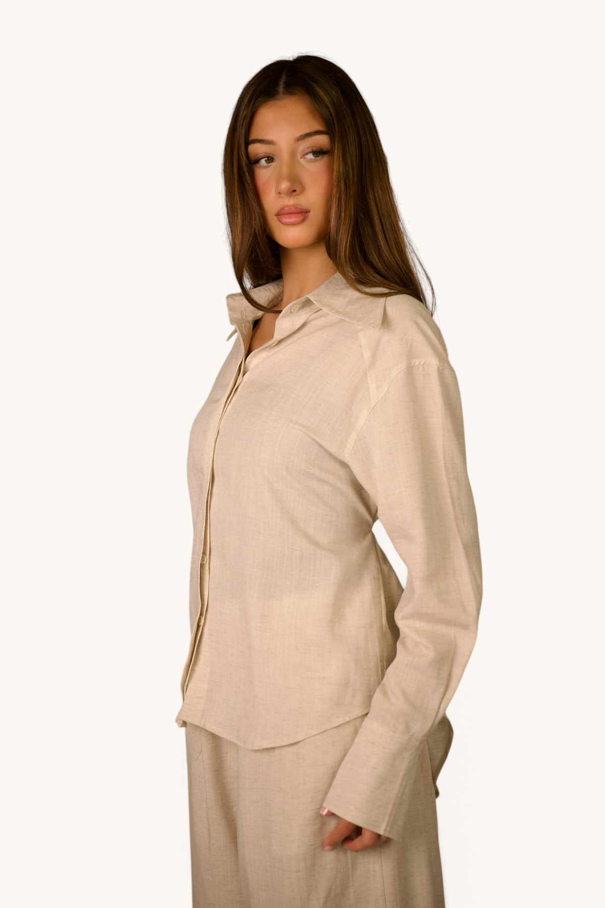LOSYANA Premium Leinen Bluse in Beige mit verdeckter Knopfleiste und langem Schnitt an einem Model