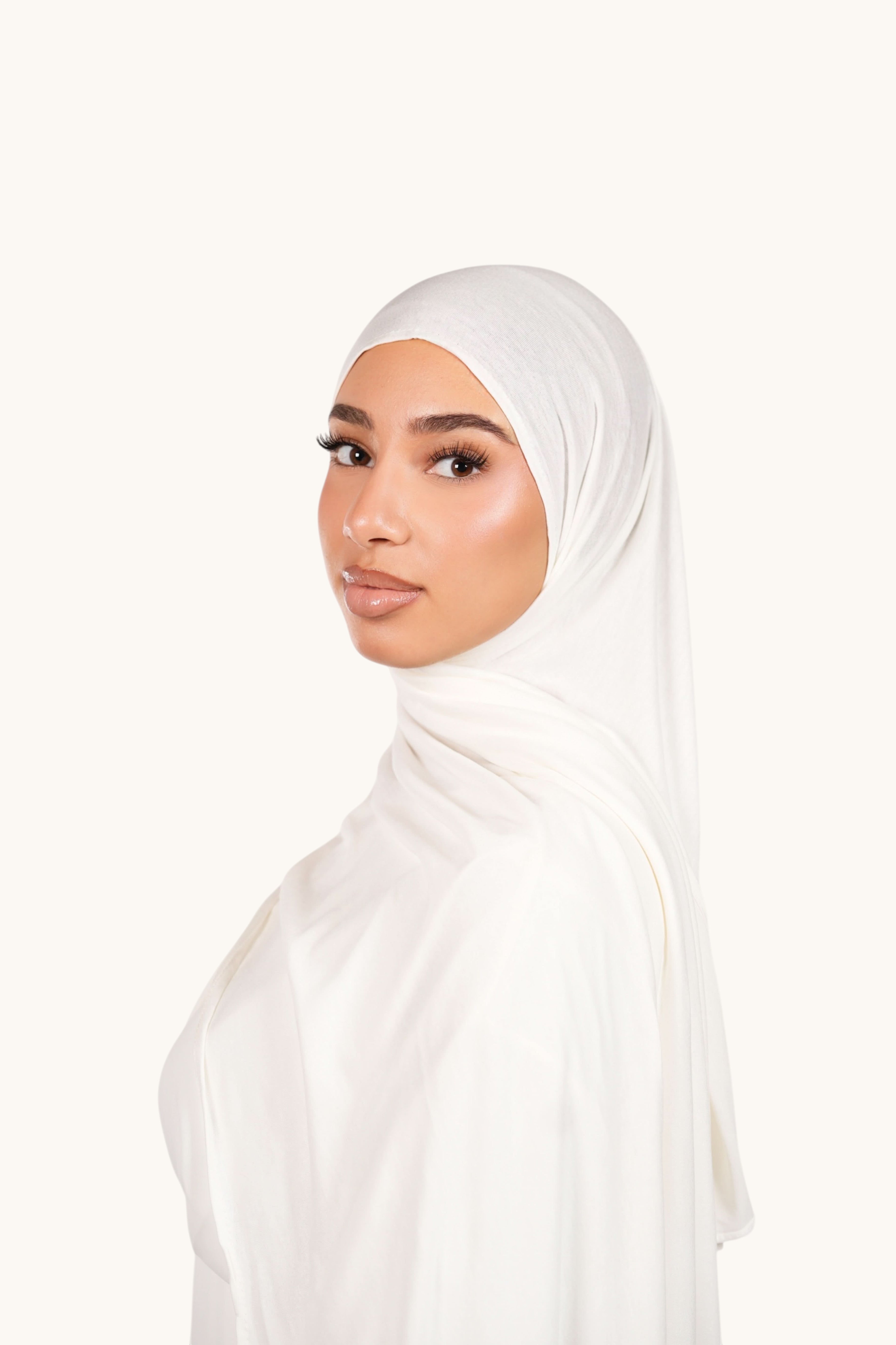 Weißes Losyana.Shop Jersey aus weichem Stoff, mit langärmeliger Passform und feiner Textur, vor hellem Hintergrund.