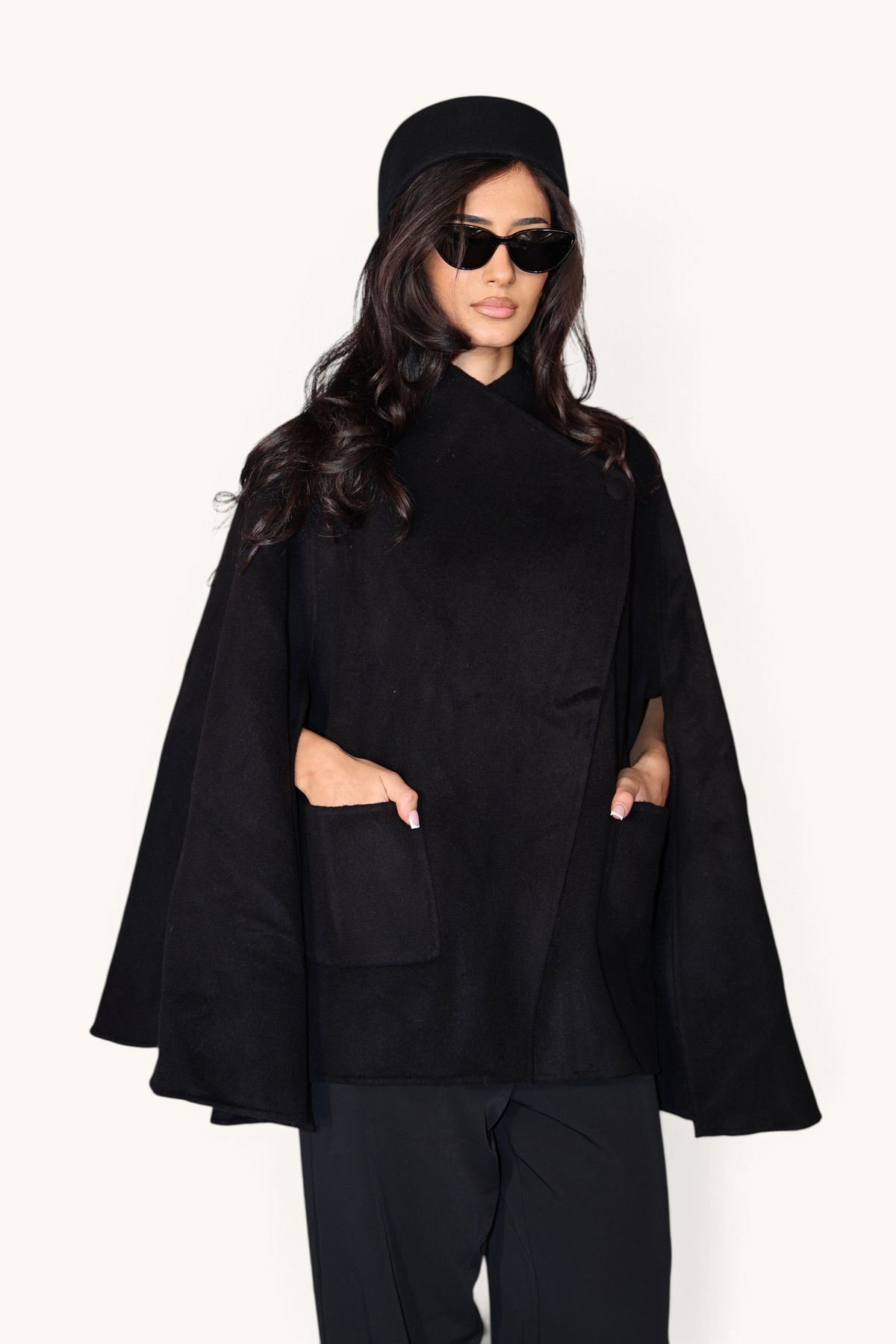 Schwarze Wollcape-Jacke von LOSYANA, stilvoll und warm, mit kuscheligem Wollstoff und modischem Schnitt.