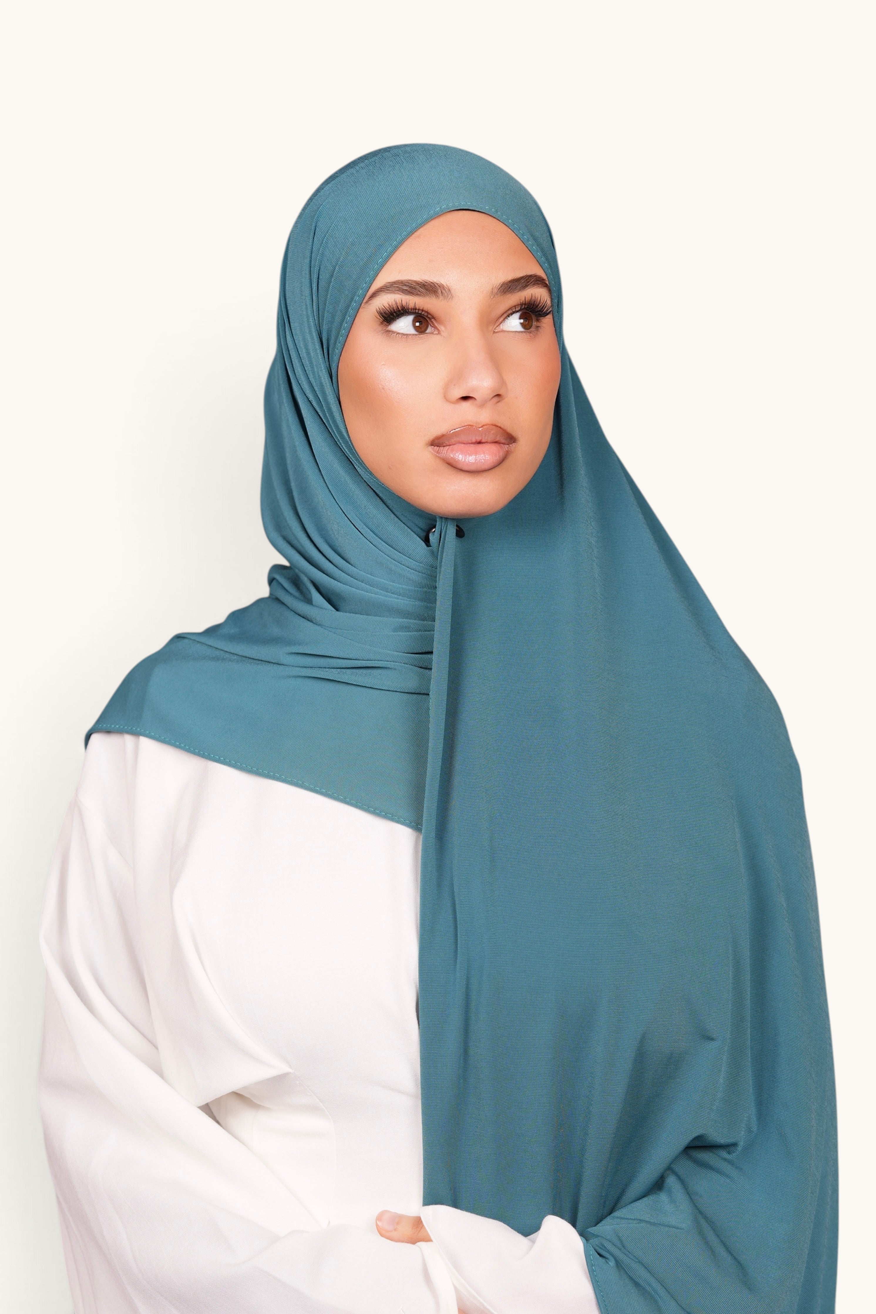 Hochwertiger Teal-Hijab aus Premium Jersey von Losyana.Shop, weiches Material und elegante Passform, frontal fotografiert