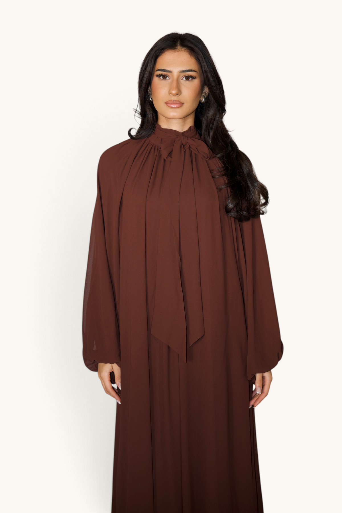 LOSYANA Maxikleid in Espresso aus Chiffon mit Ballonärmeln und Bindekragen an einem Model