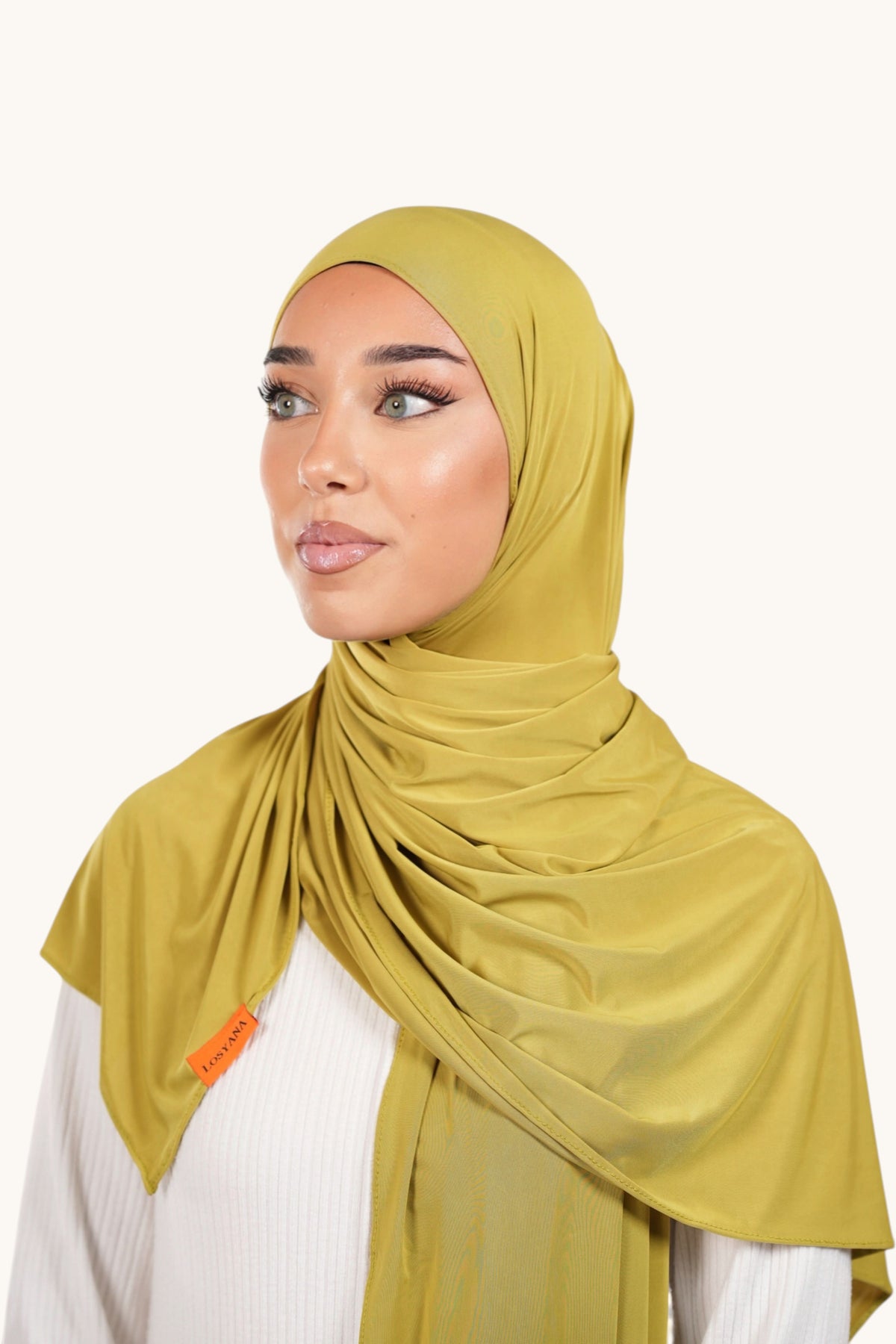 Schwarzgrüner Liquid Jersey Hijab von Losyana.Shop, weiches, glattes Stoffmaterial mit flüssigem Jersey-Effekt, modisch und bequem.