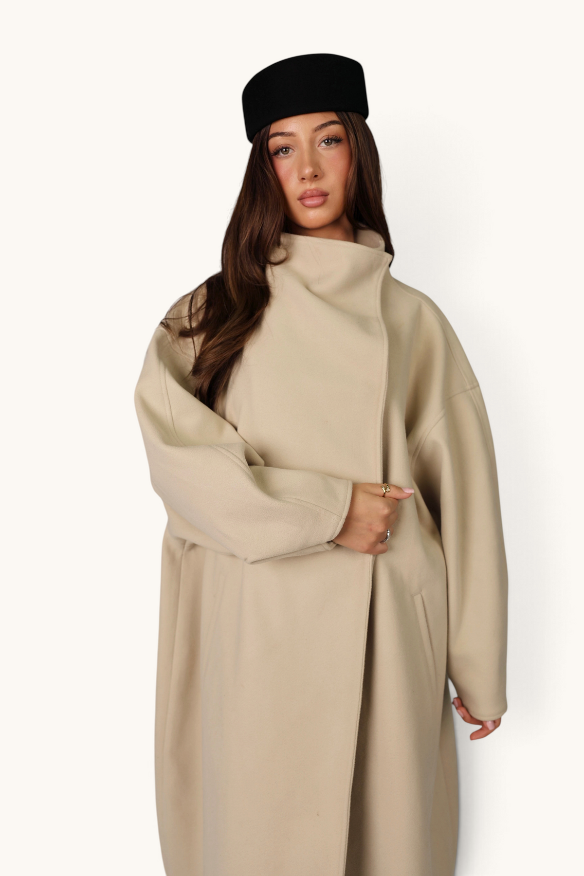 Großer khakifarbener Mantel von LOSYANA, oversized Stil, mit breiten Schultern und lockerer Passform, für kühle Tage.
