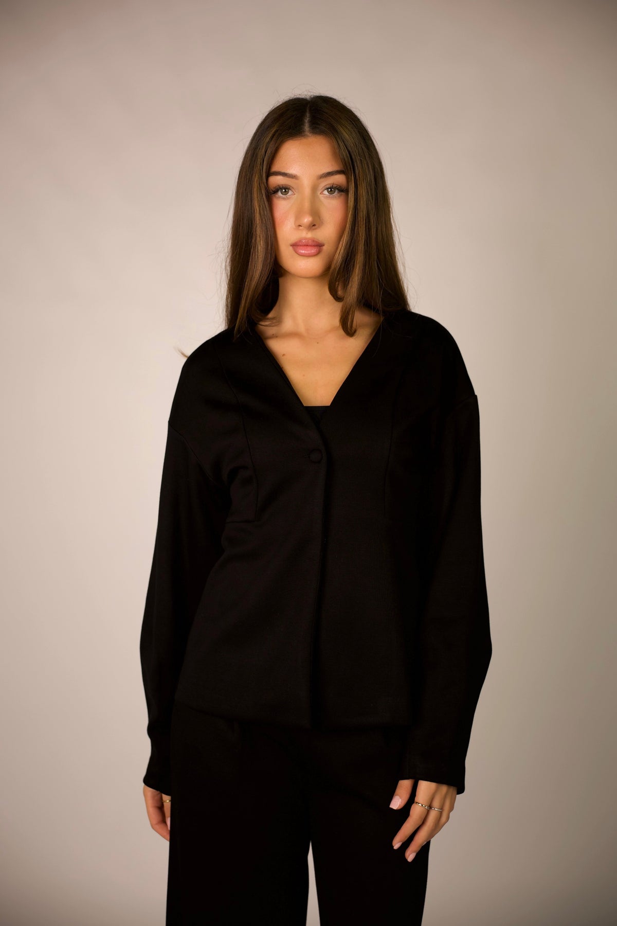 LOSYANA Opera Blazer in Schwarz aus weichem Stoff mit taillierter Passform und eleganter Knopfleiste
