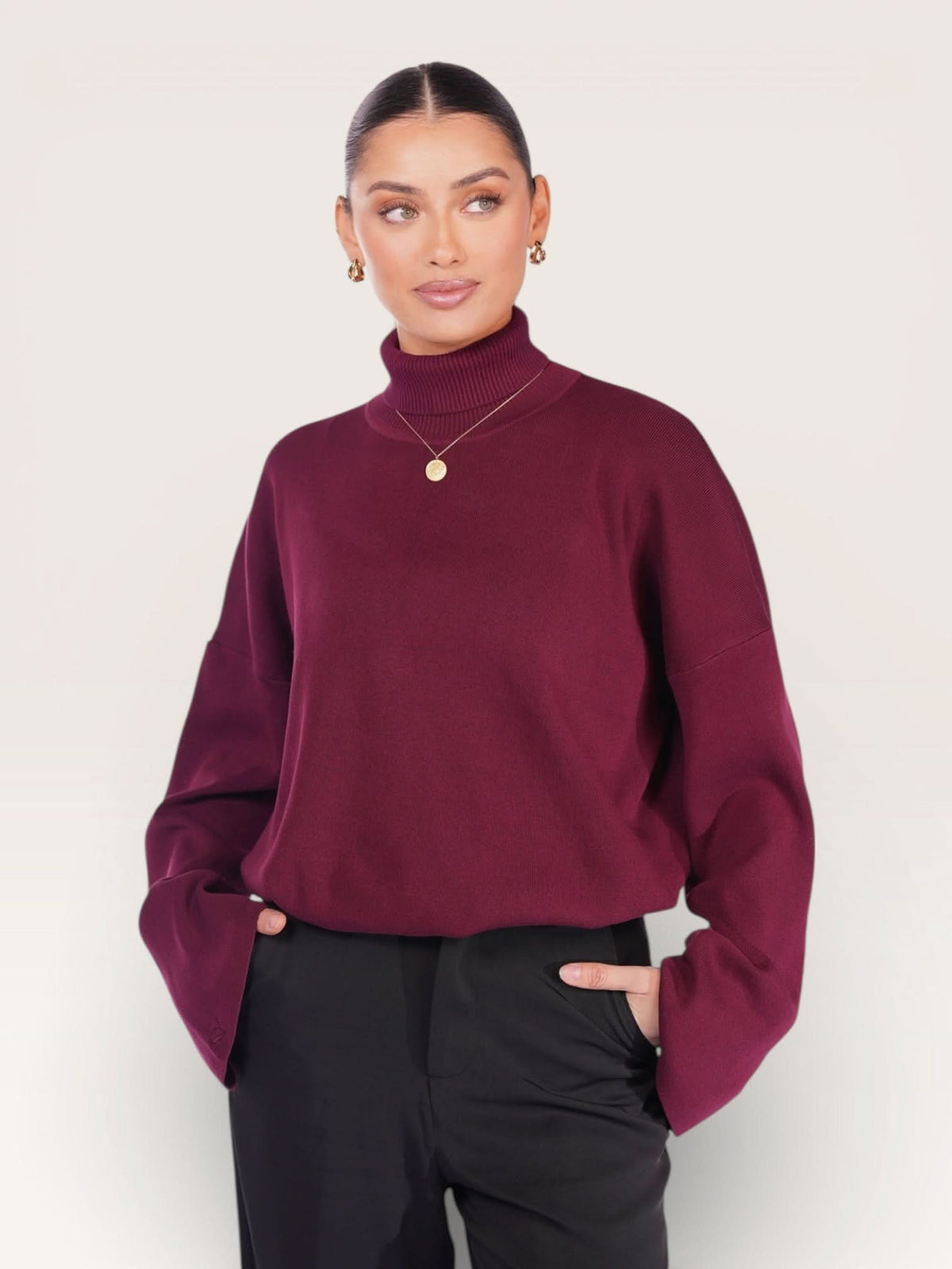 Luxus Strickpullover in Bordeaux, Losyana.Shop, als Oberteil mit feiner Textur und eleganter Passform sichtbar.