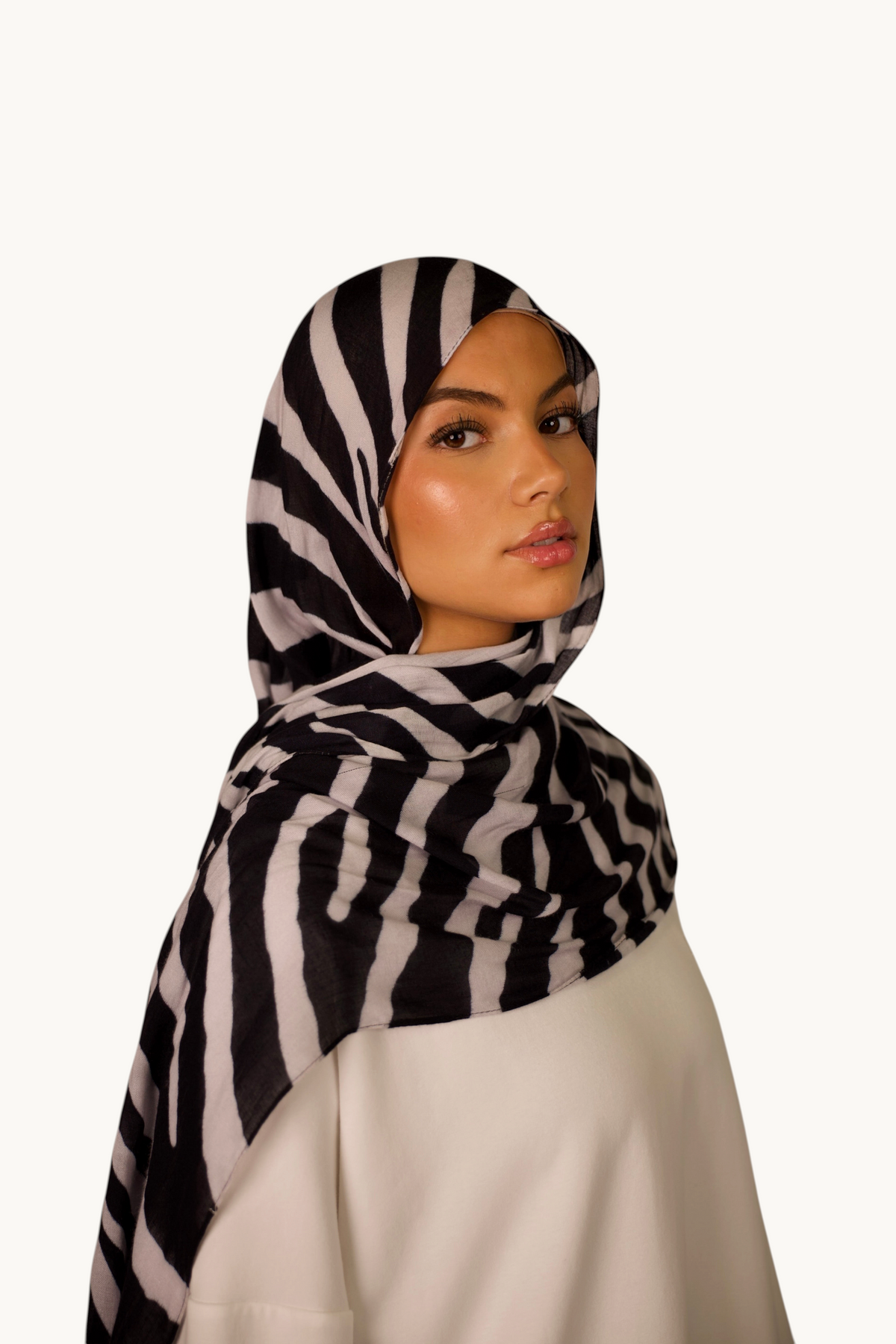 LOSYANA leichter Modal Hijab mit Zebra-Muster in Schwarz-Weiß, getragen von einem Model für einen eleganten Look.