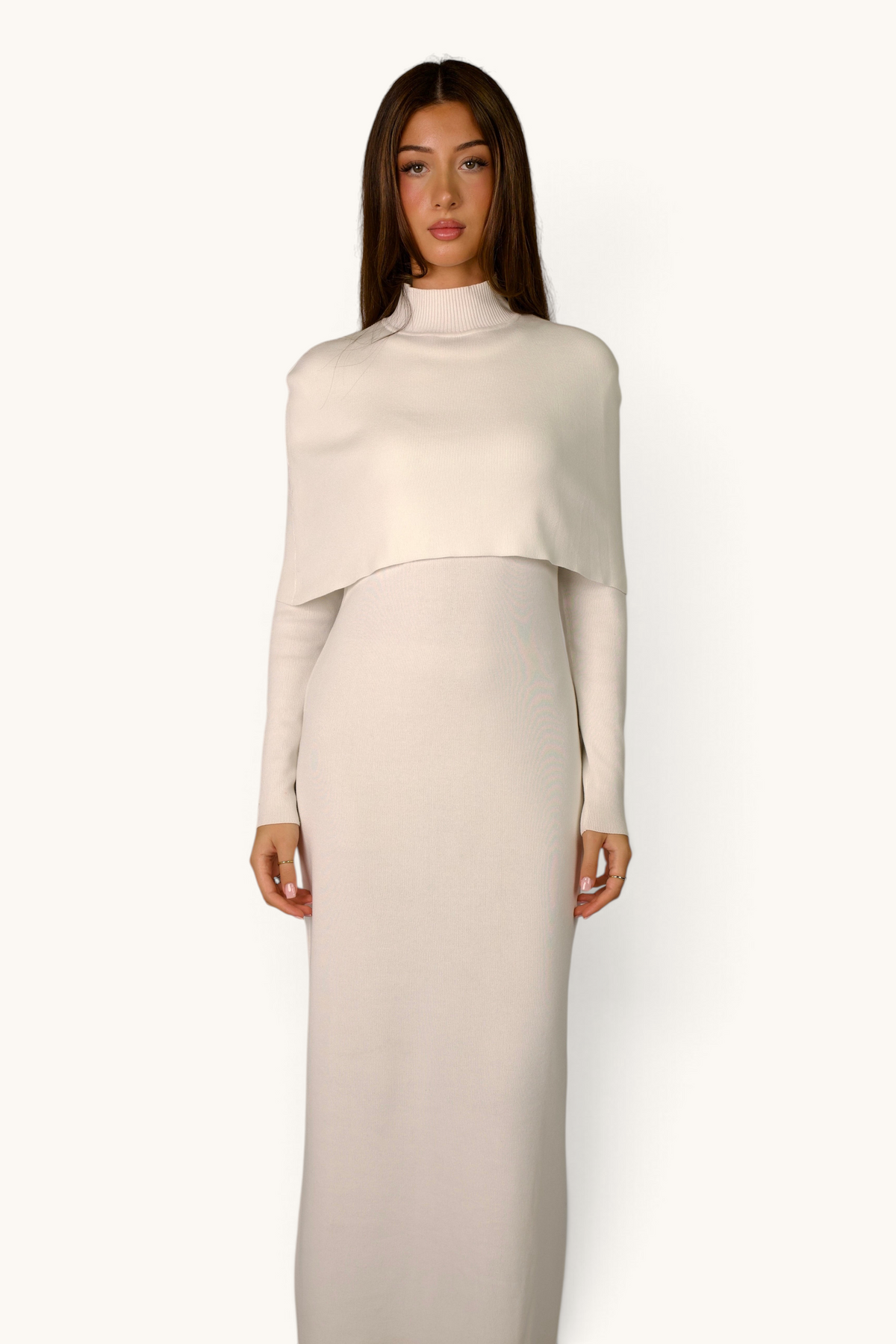 LOSYANA weißes Strickkleid mit Stehkragen und kurzem Cape-Overlay an einem Model