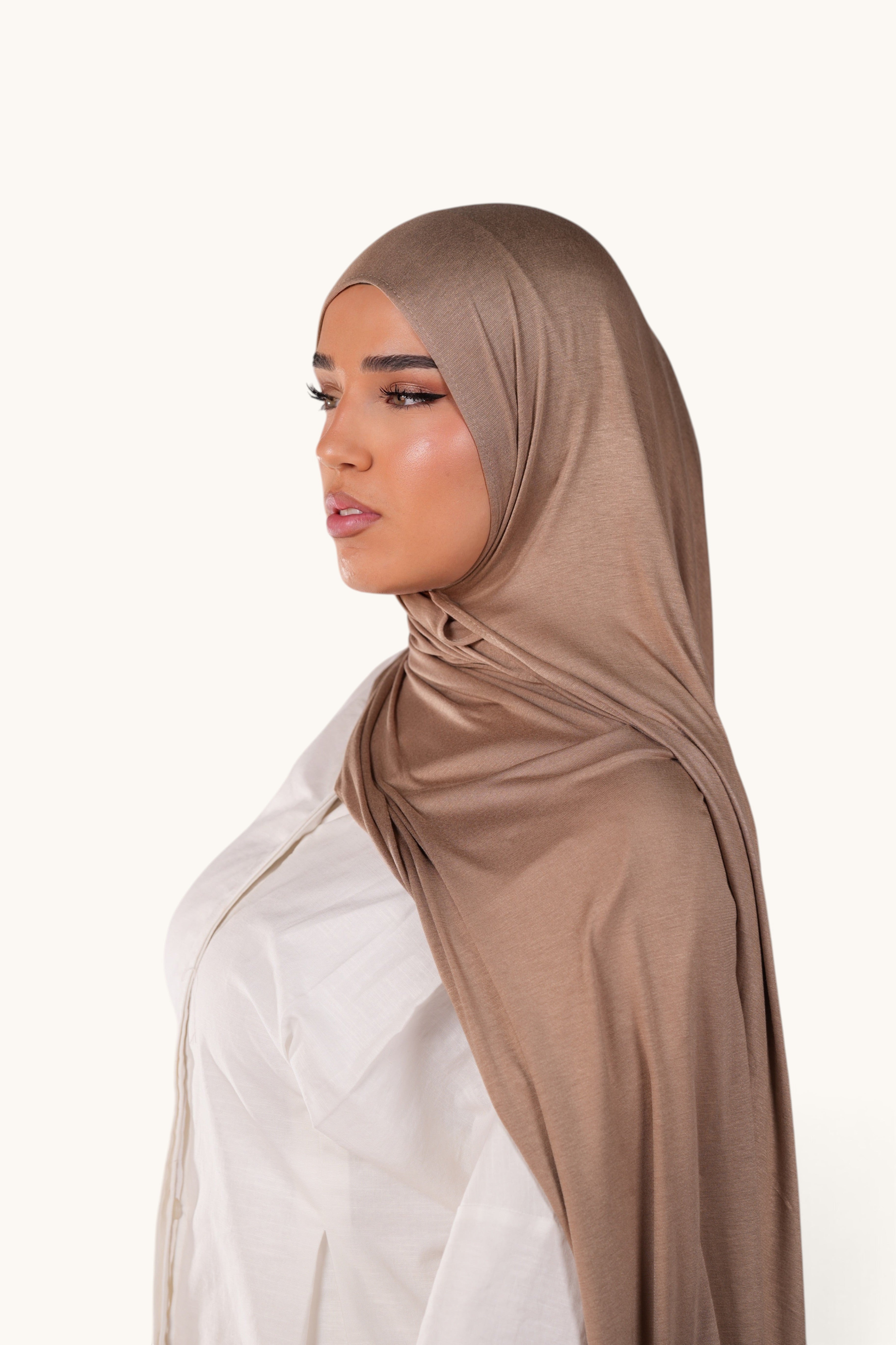 Weicher Bambus-Jersey in Sandfarbe von Losyana.Shop, Nahaufnahme des Stoffes und Textur.
