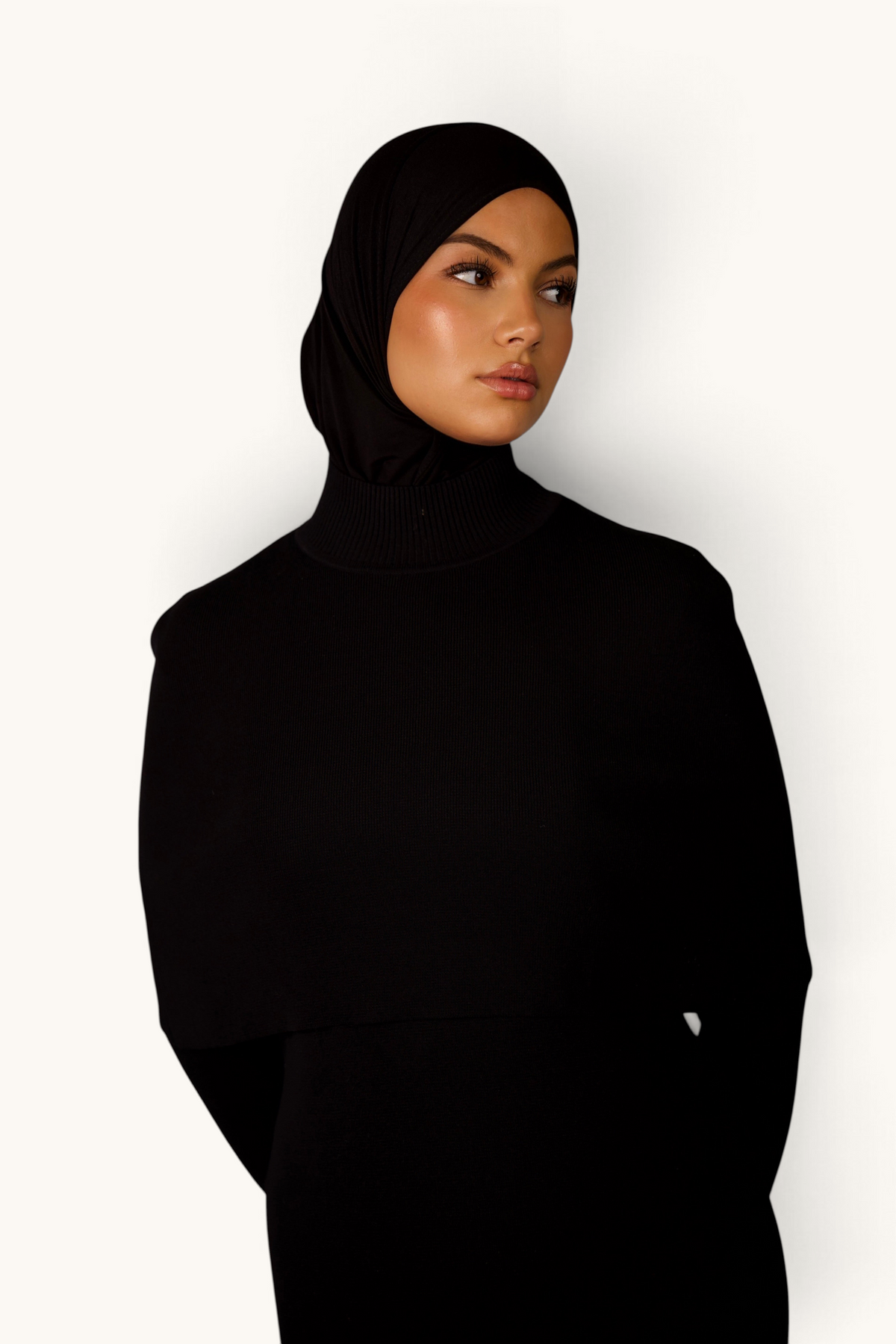 LOSYANA schwarzes Strickkleid mit Cape-Detail und Stehkragen, getragen von einem Model mit schwarzem Hijab