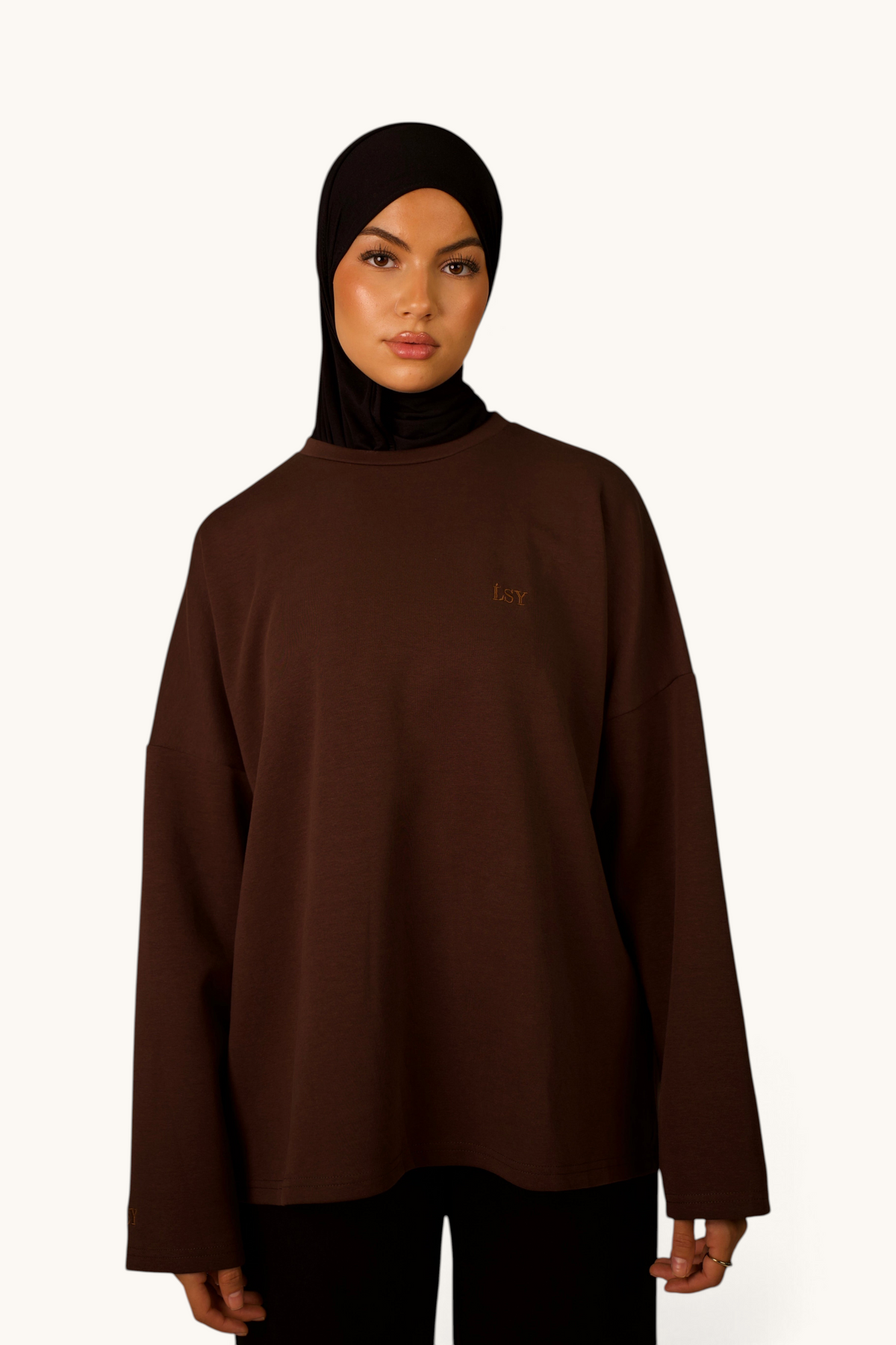 LOSYANA LSY Langarmshirt in Espresso aus weicher Baumwolle mit dezentem Logo, getragen von einem Model mit Hijab.