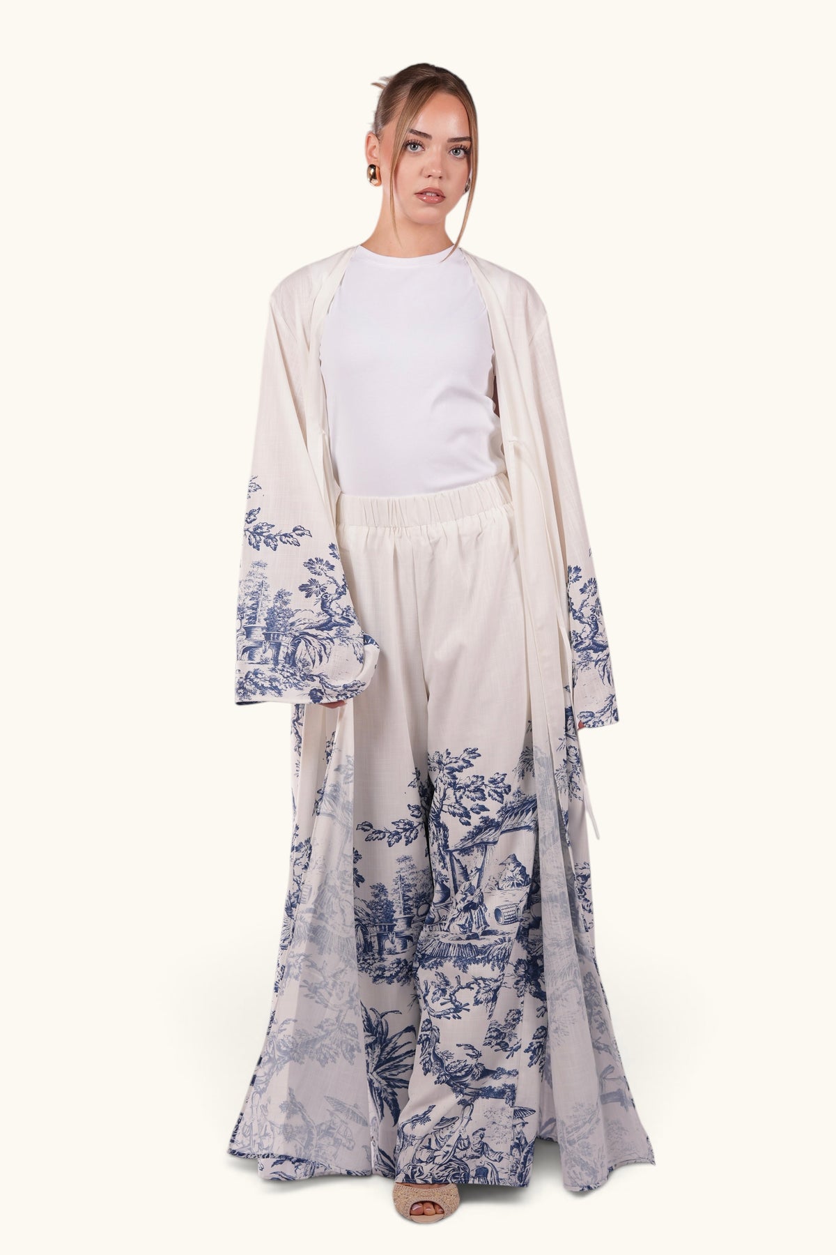 Zweiteiler Alicante von LOSYANA, elegante Damenmode, Oberteil und Hose in stilvollem Design, auf einem weißen Hintergrund.