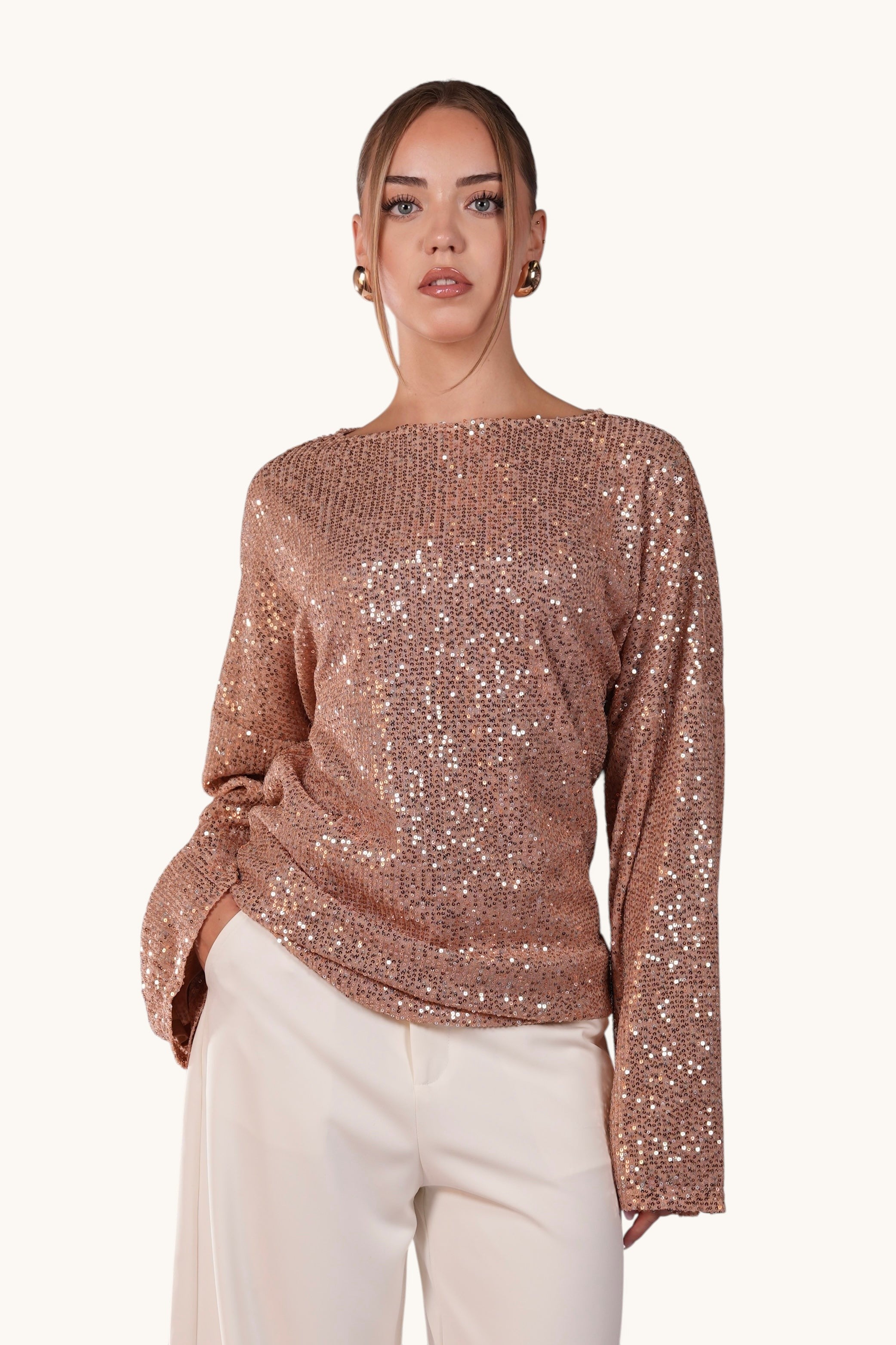 Oberteil Madrid von LOSYANA, helles Top mit weichem Stoff und eleganten Details, perfekt für den Sommer.