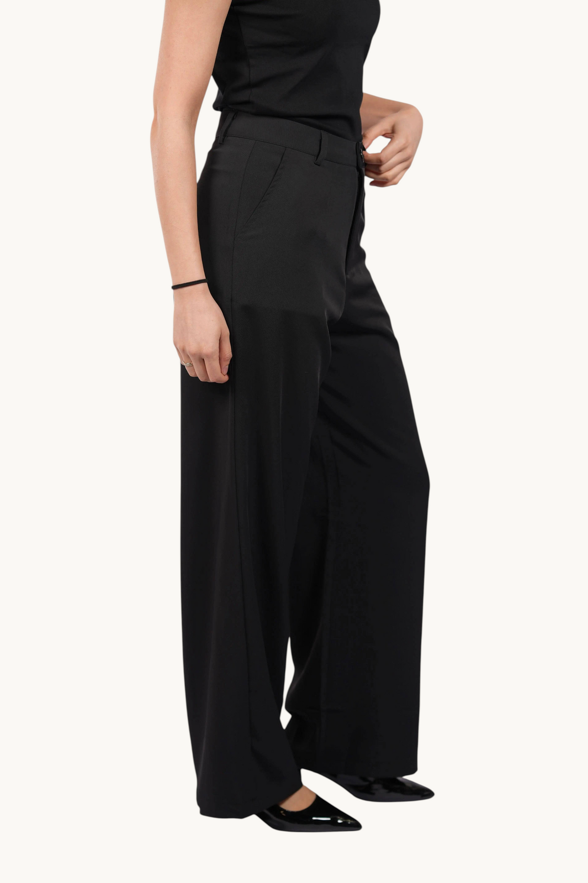 Schwarze Losyana.Palais Hose aus weichem Stoff, zeigt den lockeren Schnitt und elastische Taille.