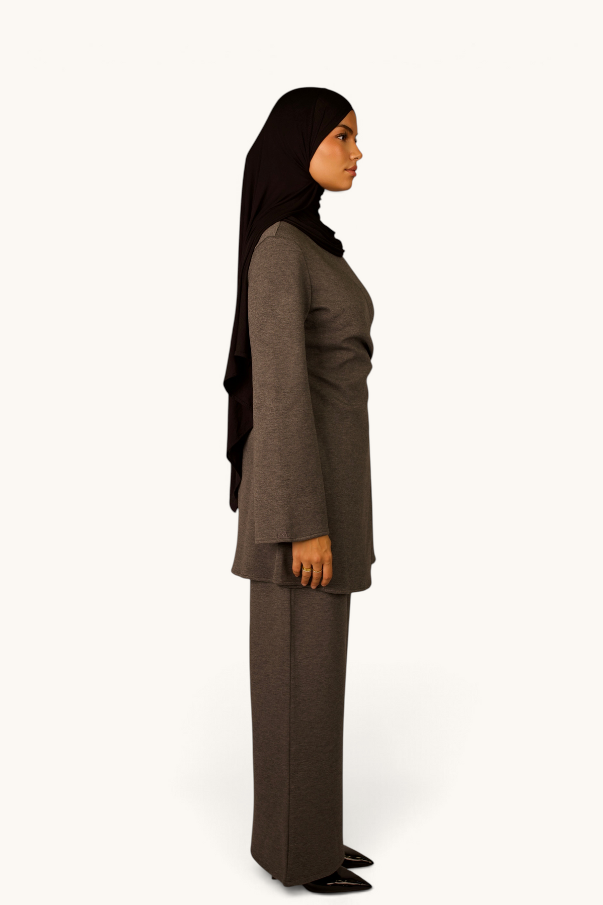 LOSYANA Valencia grauer Zweiteiler mit tailliertem Oberteil, Trompetenärmeln und weiter Hose an einem Model im Hijab