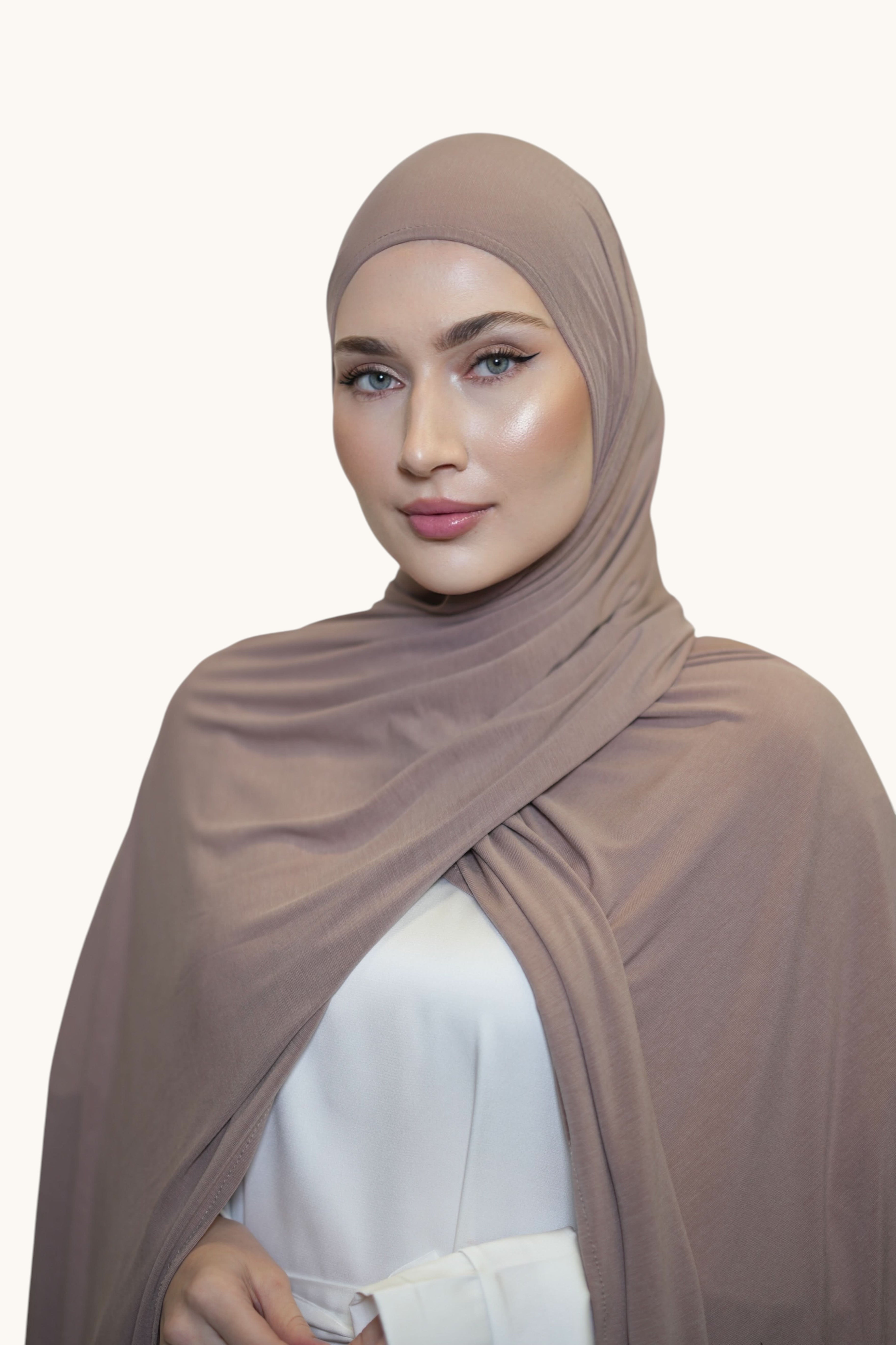 Hijab Vela Jersey in Pilzfarben von Losyana.Shop, weiches Jersey-Material, stilvoller Kopftuch-Style, perfekt für modische Looks