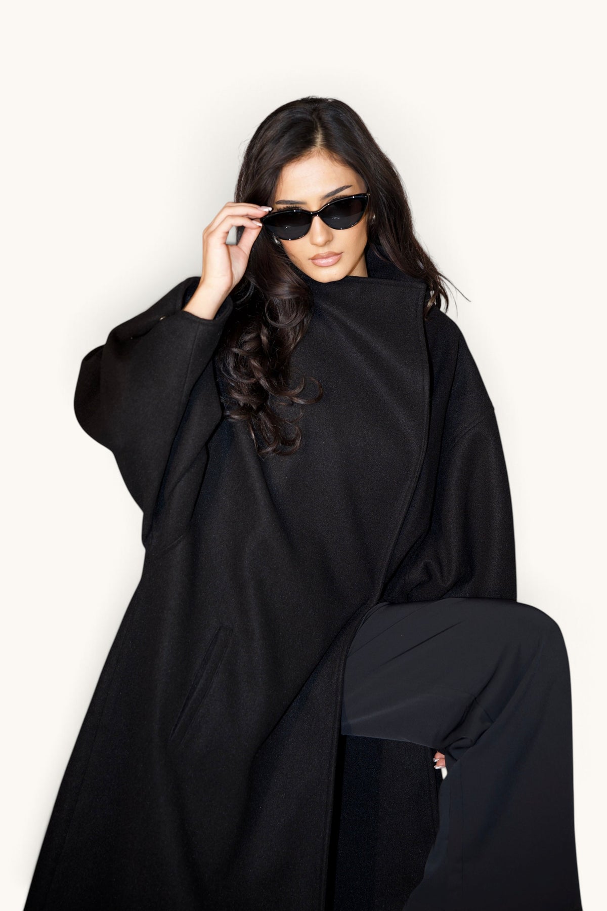 Schwarzer Oversized Mantel von LOSYANA, langes und lockeres Design, detailreiche Stoffstruktur, perfekt für kalte Tage.