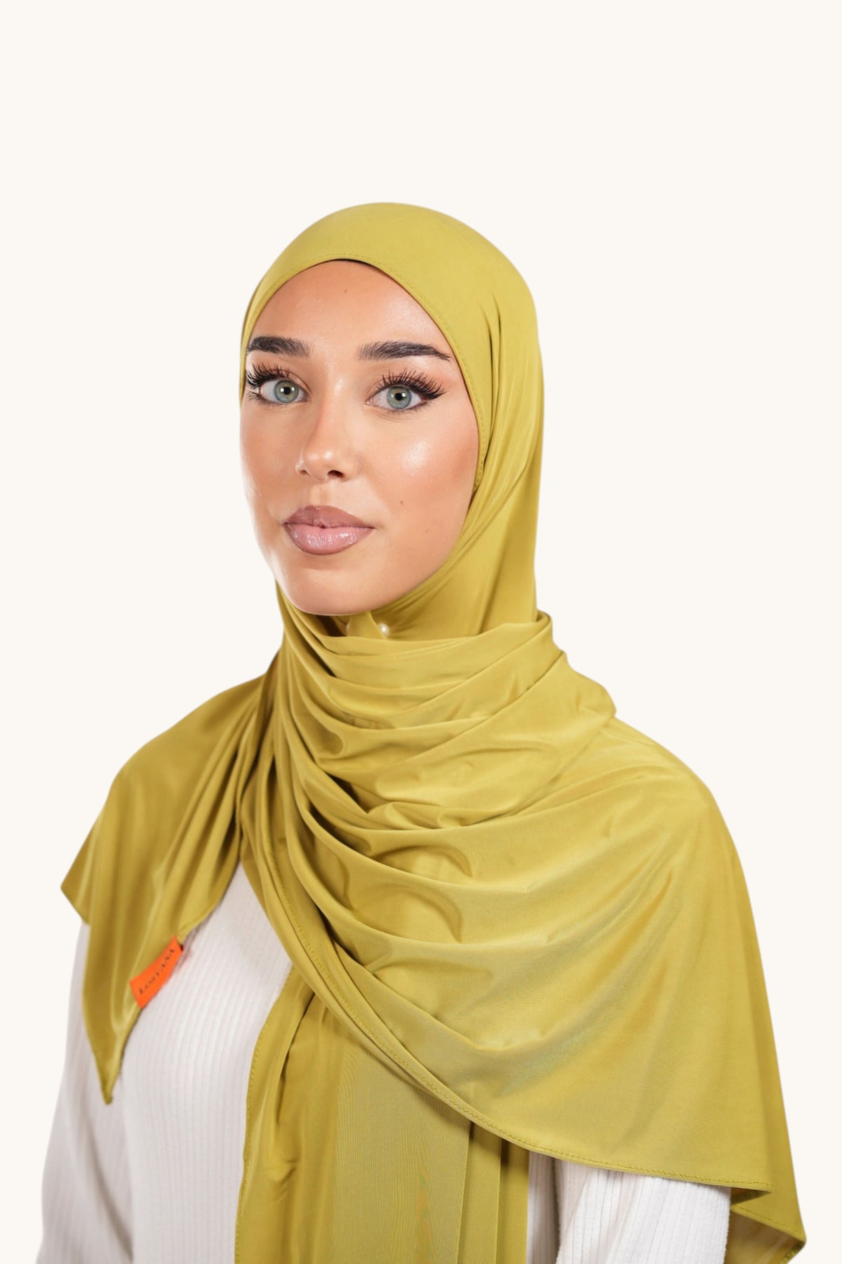 Hijab aus Liquid Jersey in Giftgrün, Losyana.Shop, weiche, fließende Stoffqualität, modischer Kopftuchstil in kräftiger Farbe