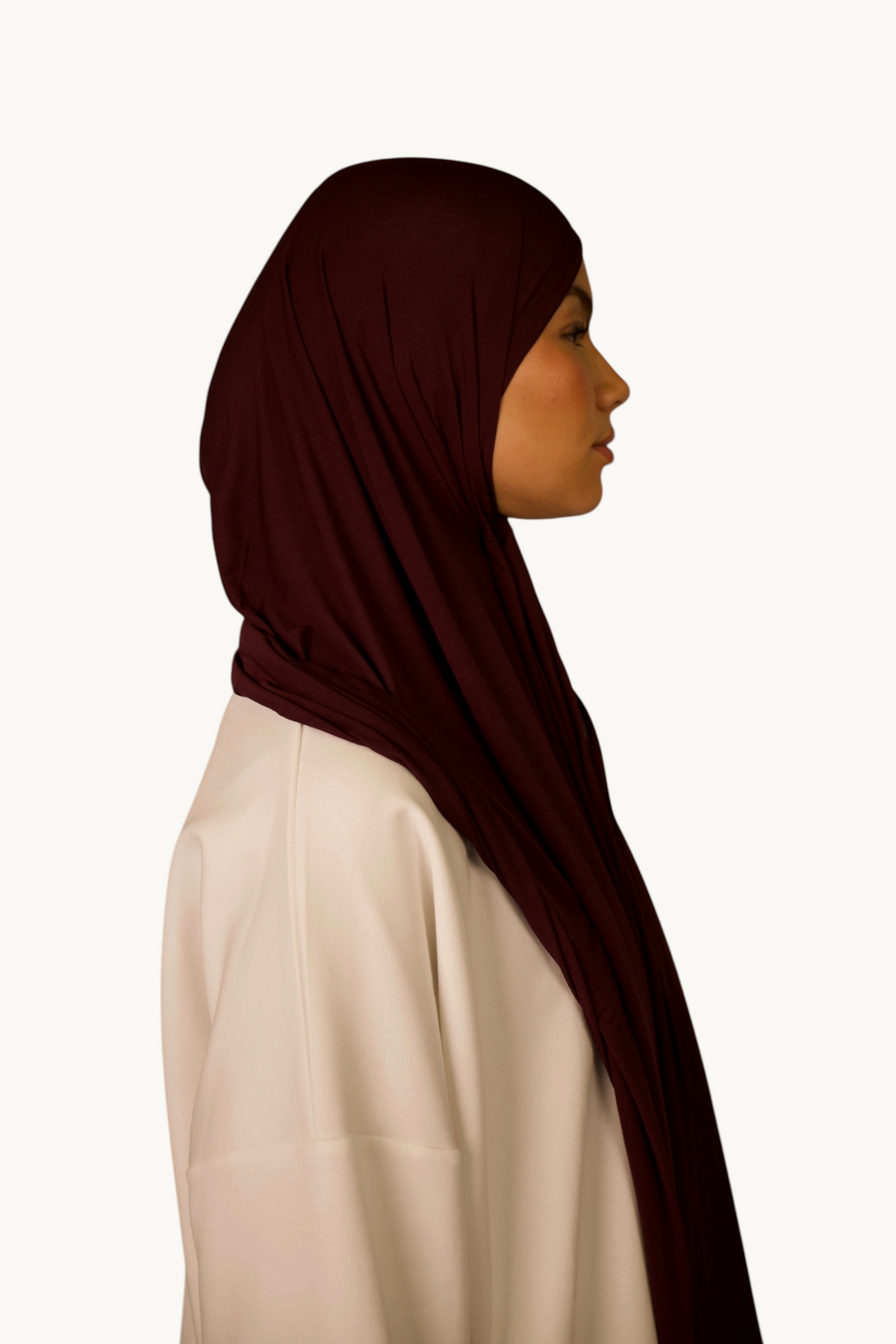 LOSYANA Breeze Jersey Hijab in Bordeaux aus weichem Bambusstoff, getragen von einem Model im Profil