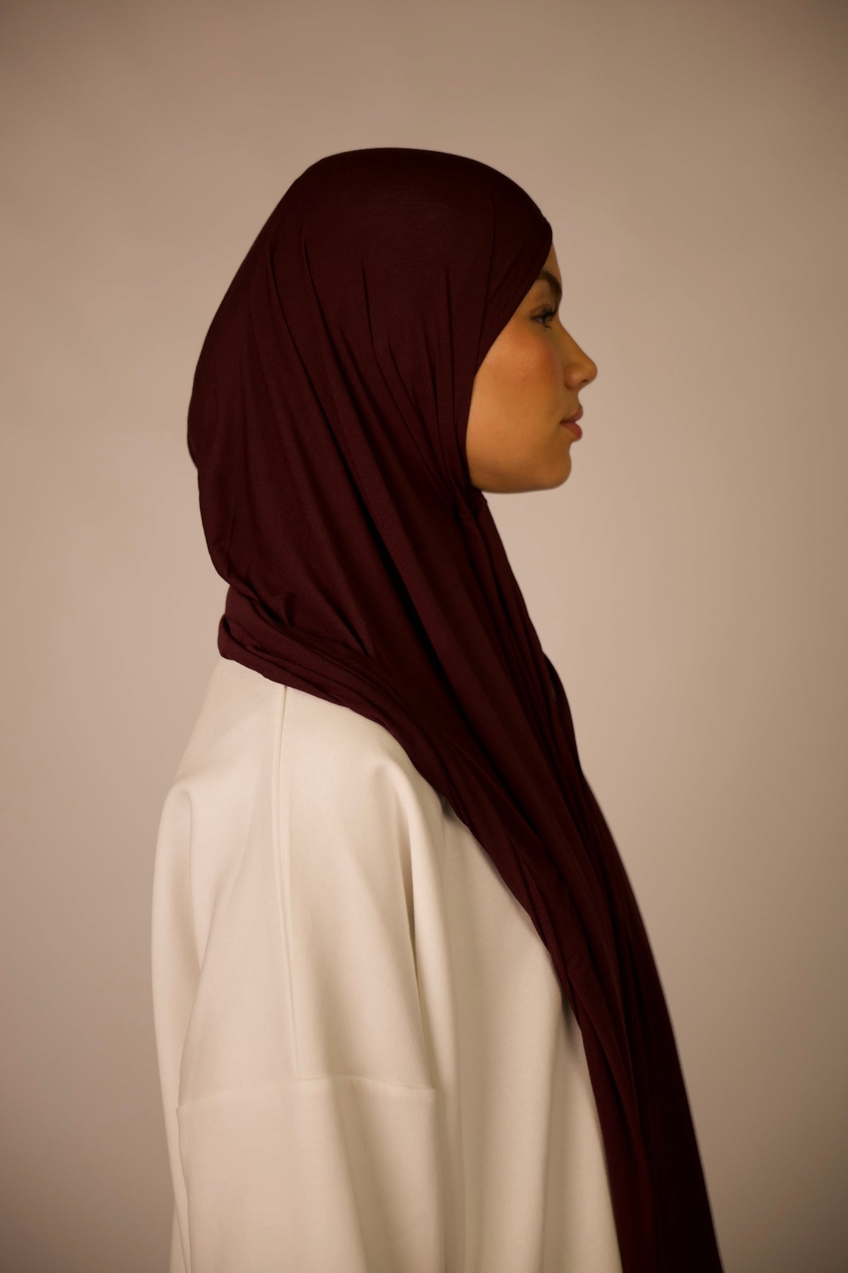 LOSYANA Breeze Jersey Hijab in Bordeaux aus weichem Bambusstoff, getragen von einem Model im Profil