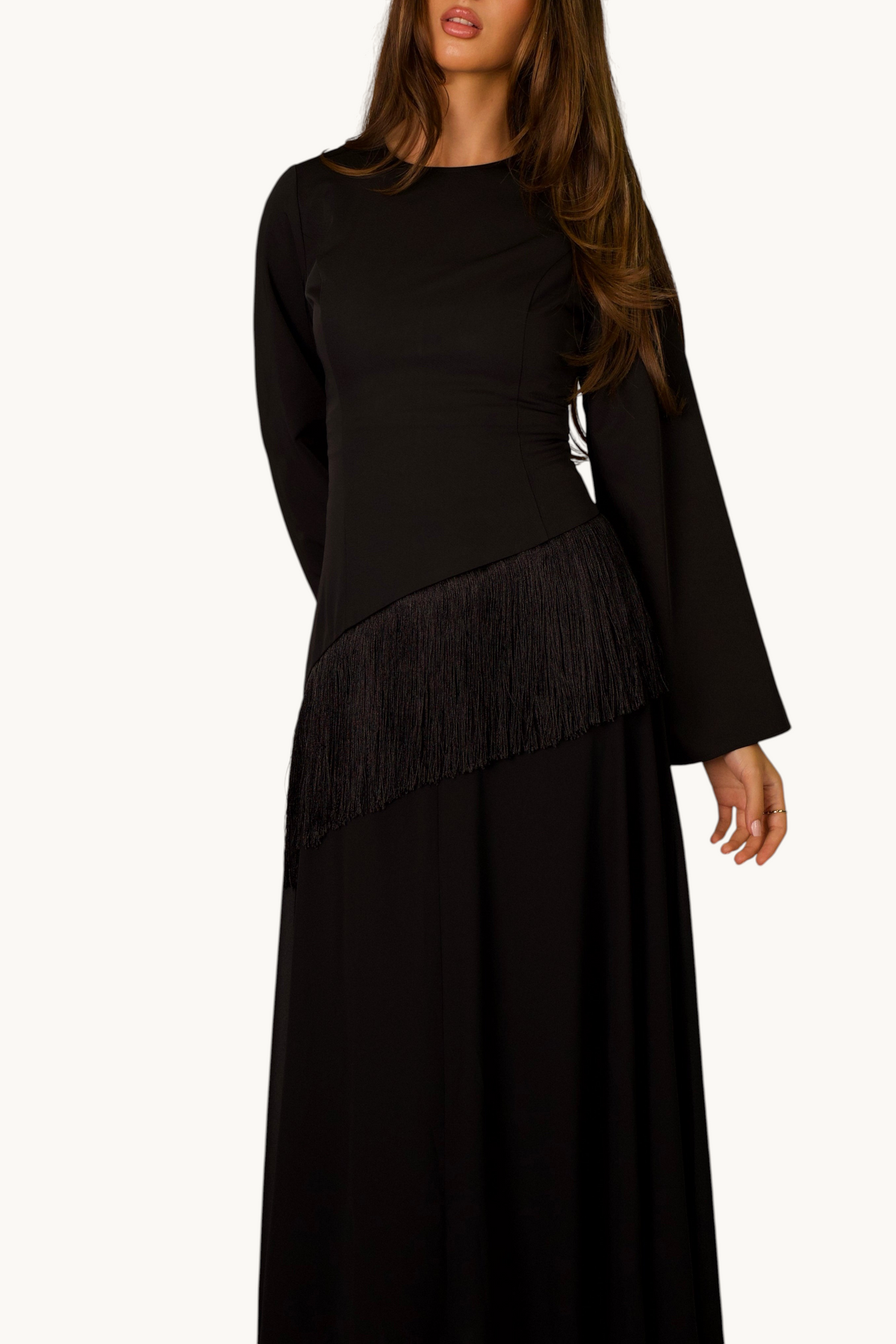 LOSYANA Maxikleid in Schwarz mit Corset-Oberteil, langen Ärmeln und asymmetrischen Fransen an der Hüfte