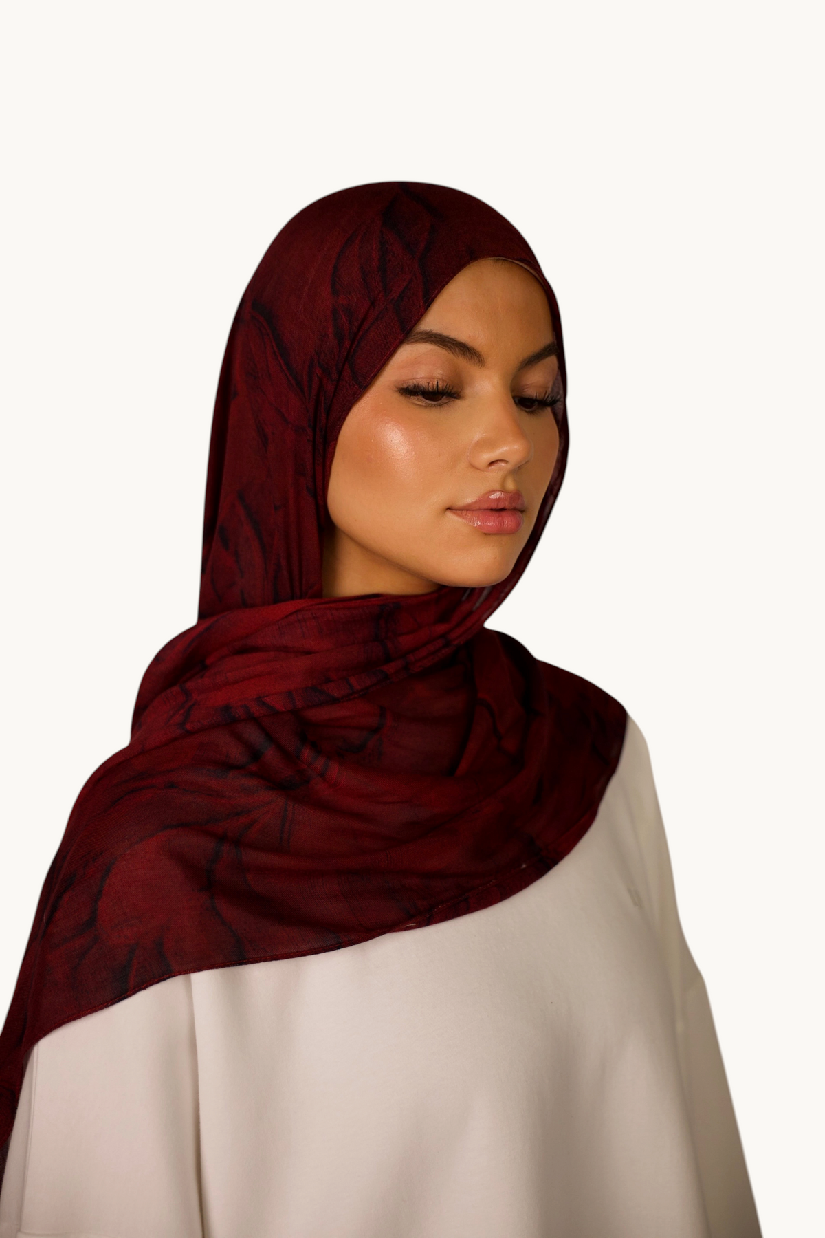 LOSYANA leichter Modal Hijab in Rouge mit fließender Textur und dezenter Transparenz, getragen von einem Model