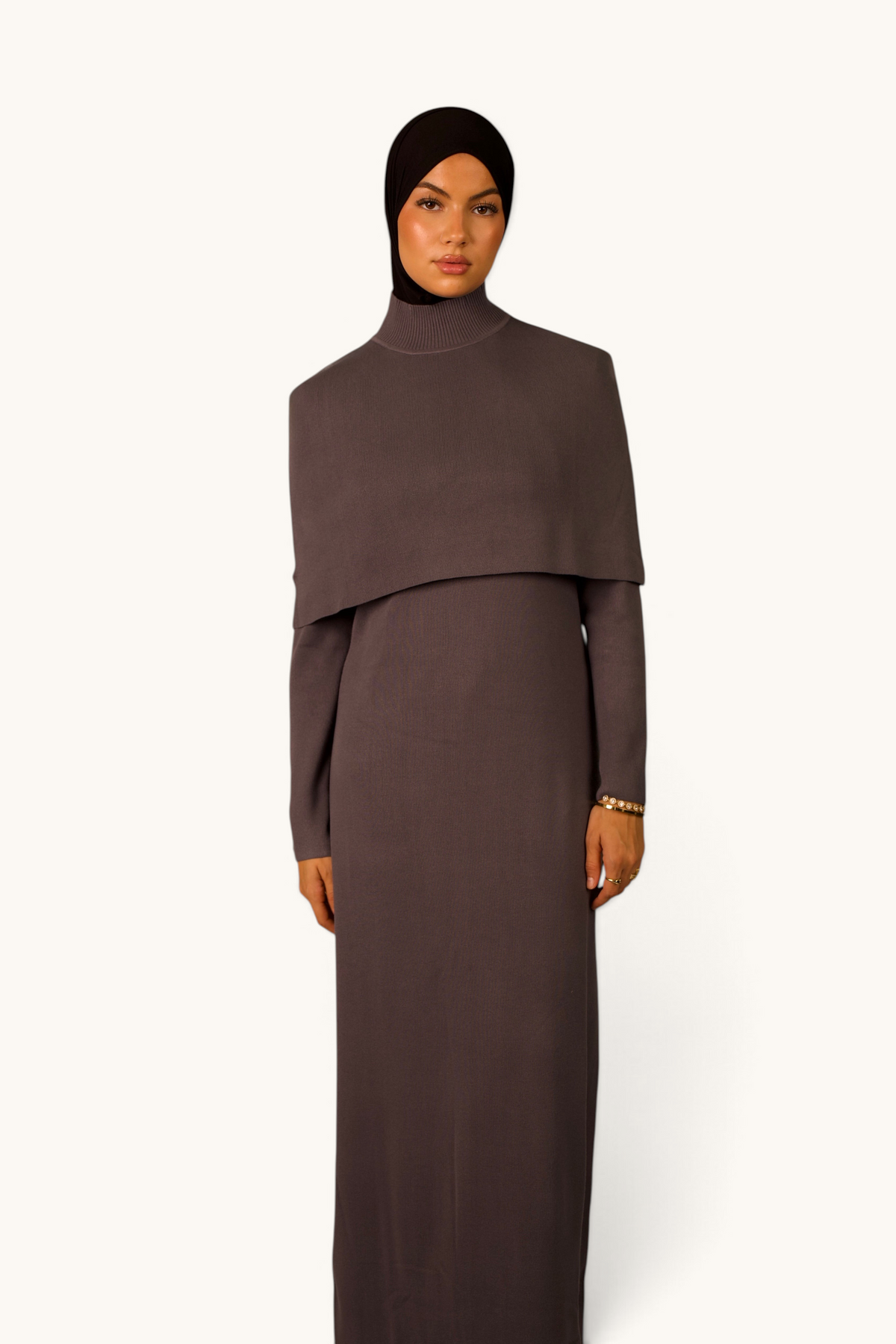 LOSYANA graues Strickkleid mit Cape-Detail, Stehkragen und langem, fließendem Schnitt an einem Model mit Hijab.