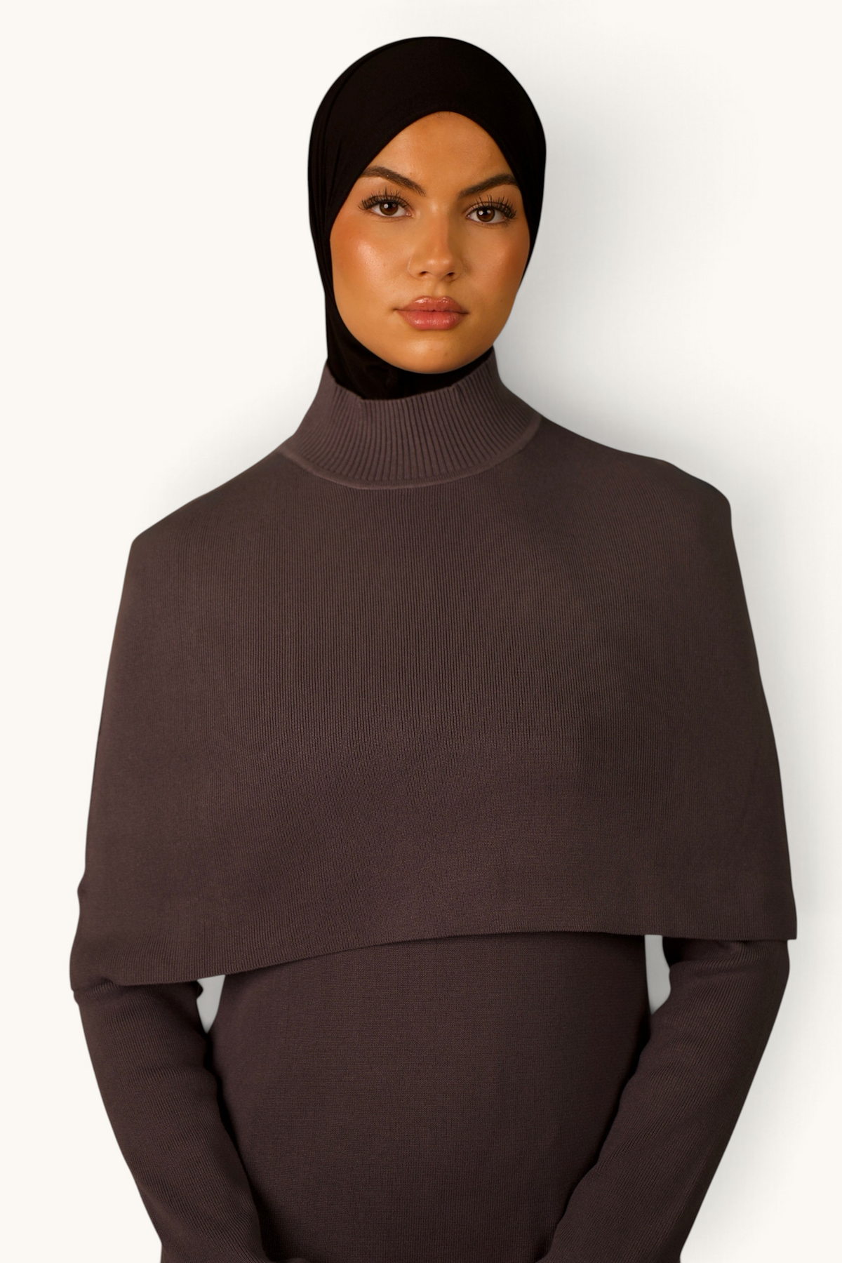 LOSYANA graues Strickkleid mit Cape-Overlay und Stehkragen an einem Model mit schwarzem Hijab