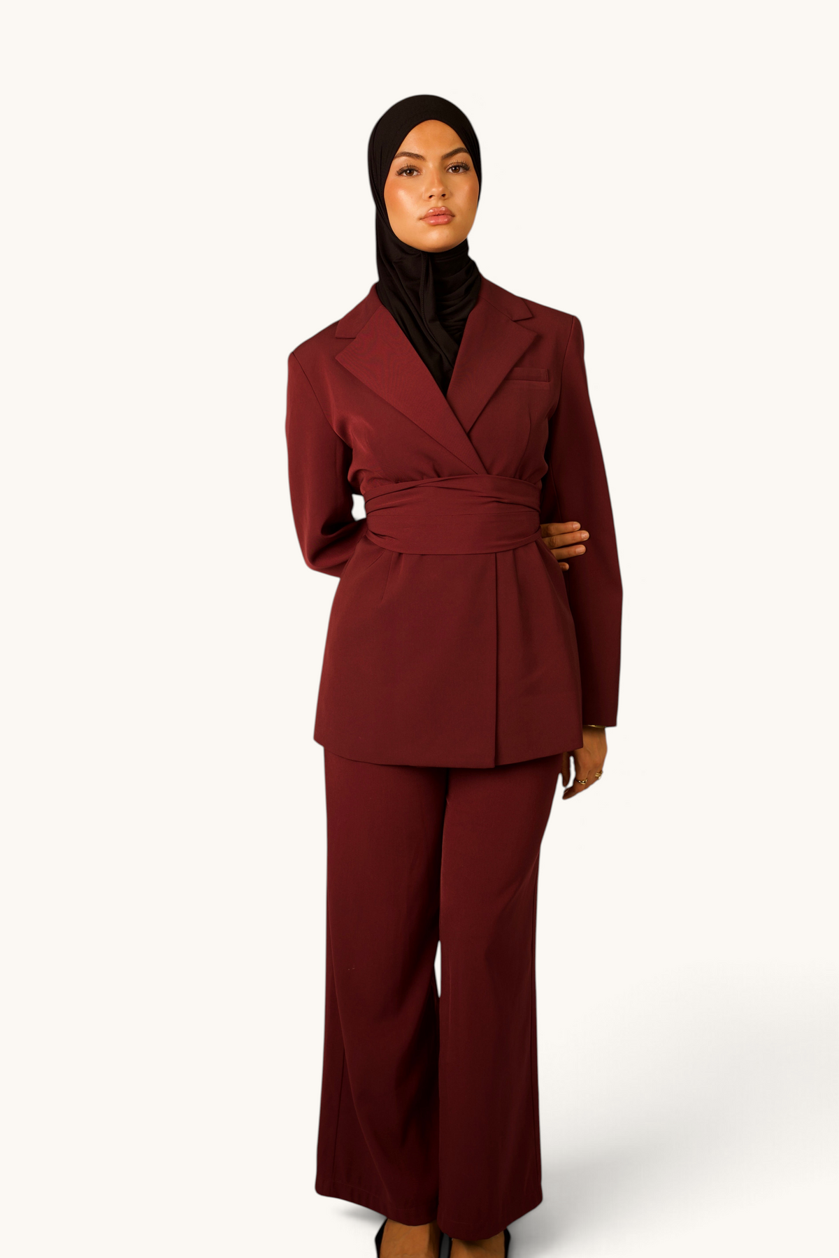 LOSYANA Noble Belted Blazer in Burgunderrot mit abnehmbarem Gürtel, getragen von einem Model mit schwarzem Hijab.