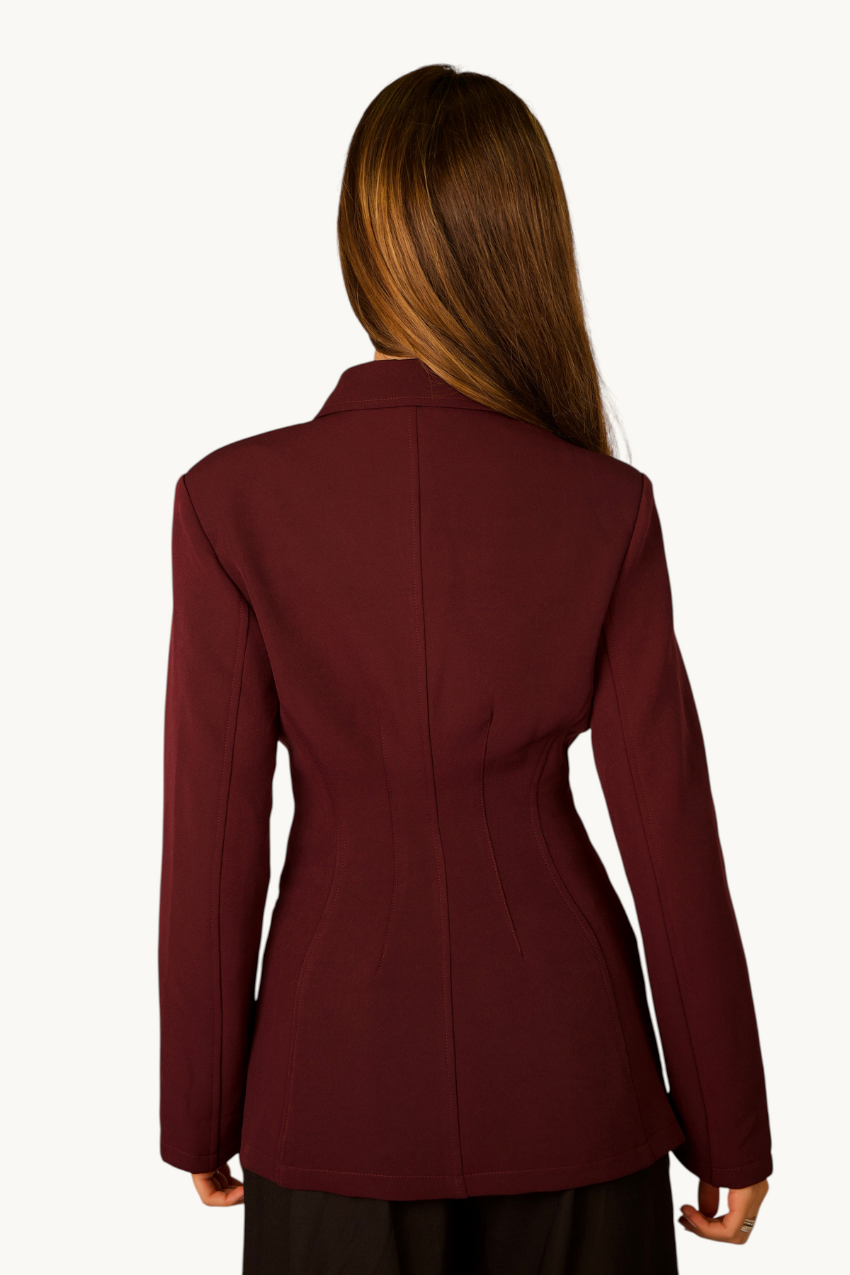 LOSYANA taillierte Jacke in Aubergine mit gepolsterten Schultern und elegantem Schnitt, Rückansicht