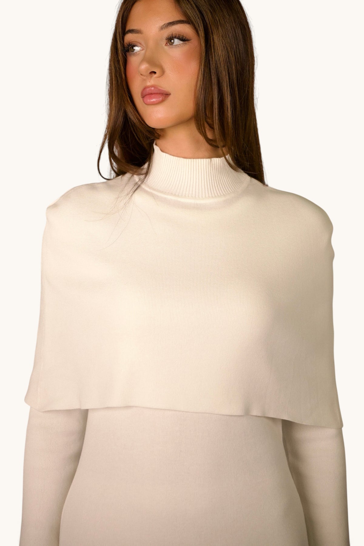 LOSYANA weißes Strickkleid mit Stehkragen und elegantem Cape-Overlay an einem Model