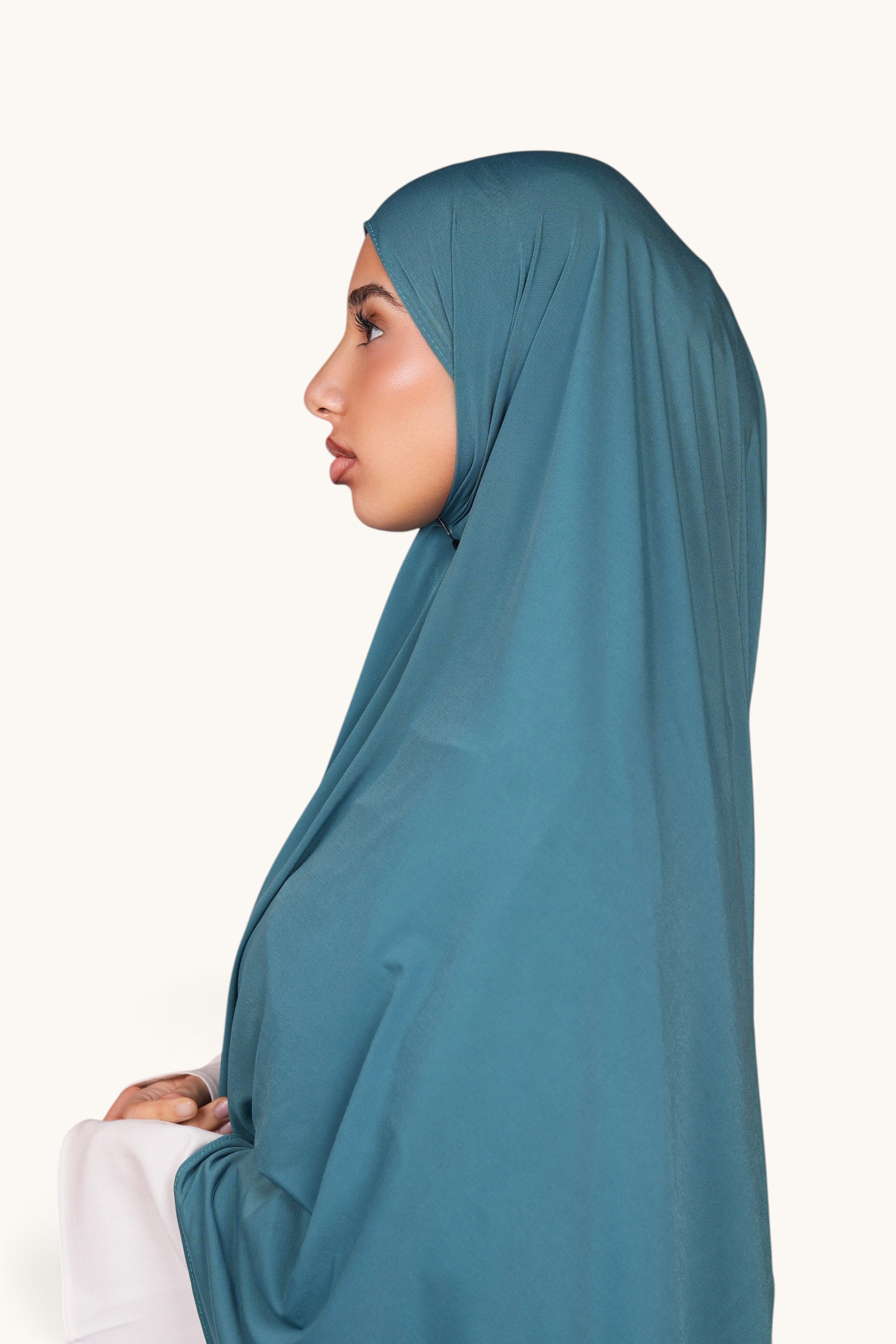 Hellblauer Jersey-Hijab von Losyana.Shop, weiches und bequemes Material, zeigt den Stoff mit Falte und eleganten Fall.