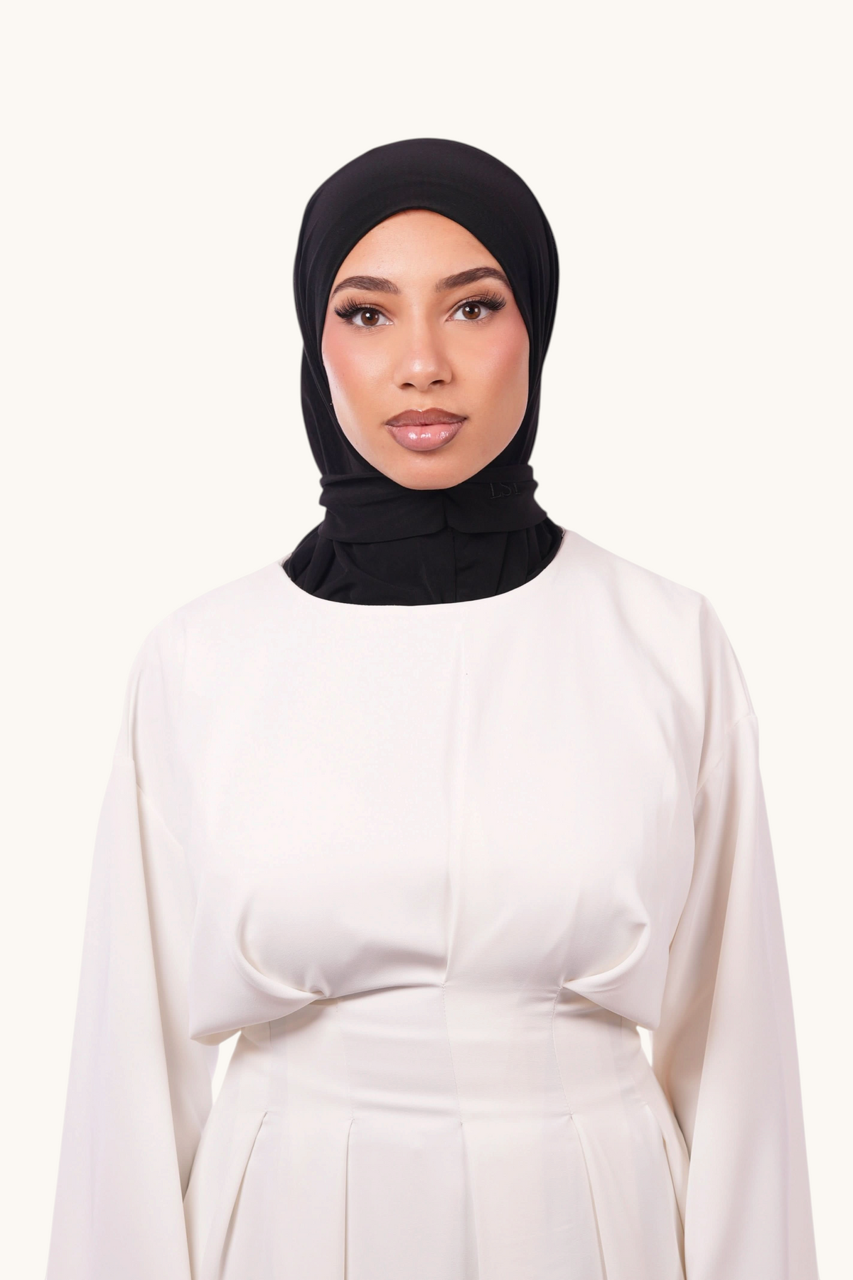Schwarzer Instant-Hijab von Losyana.Shop, bequemer und einfacher Kopftuchstil für muslimische Frauen, aus weichem Stoff.