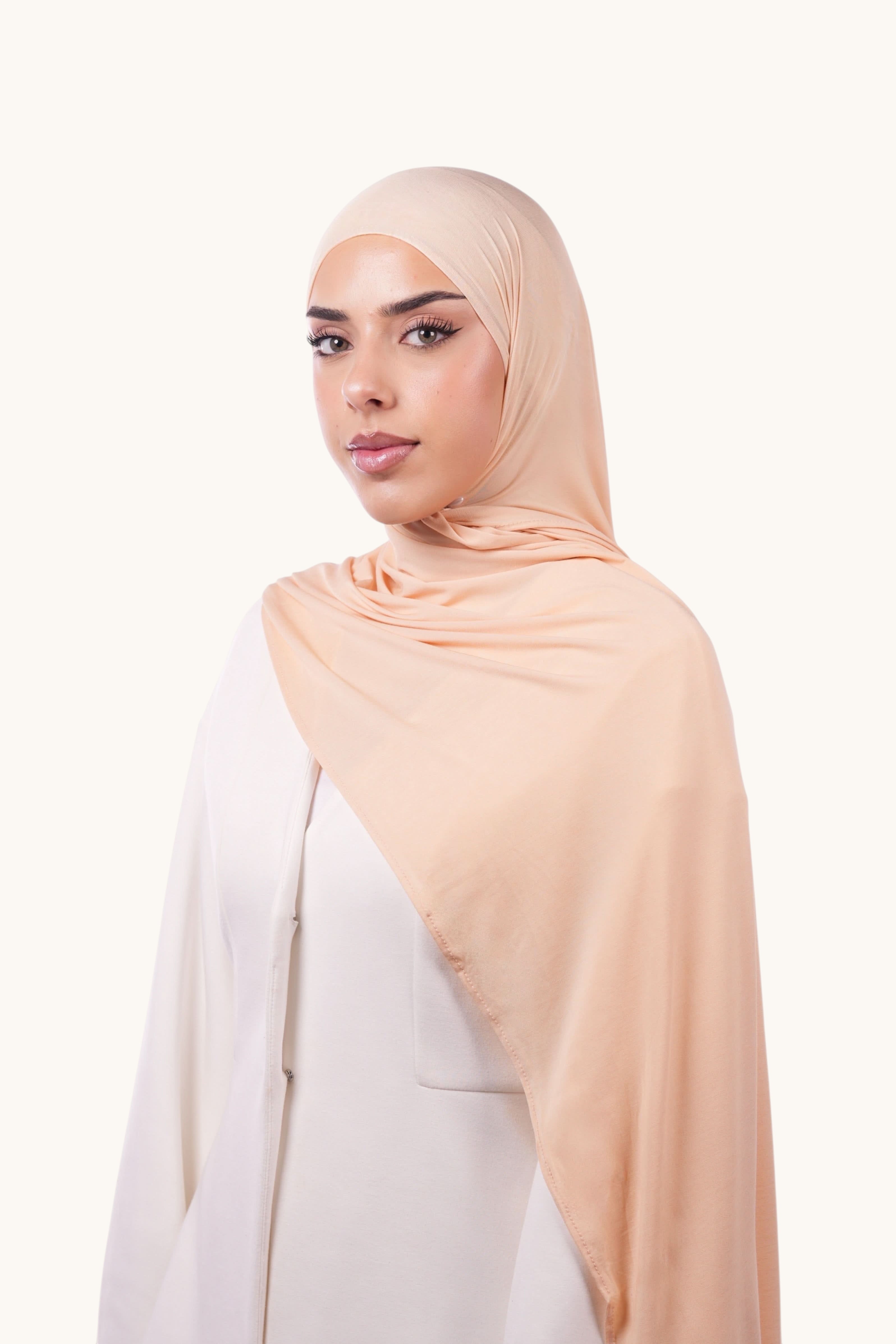Hintergrundbild eines hellgrünen Vela Jersey-Hijabs von Losyana.Shop, weich und bequem für Damenmode, Nahaufnahme.