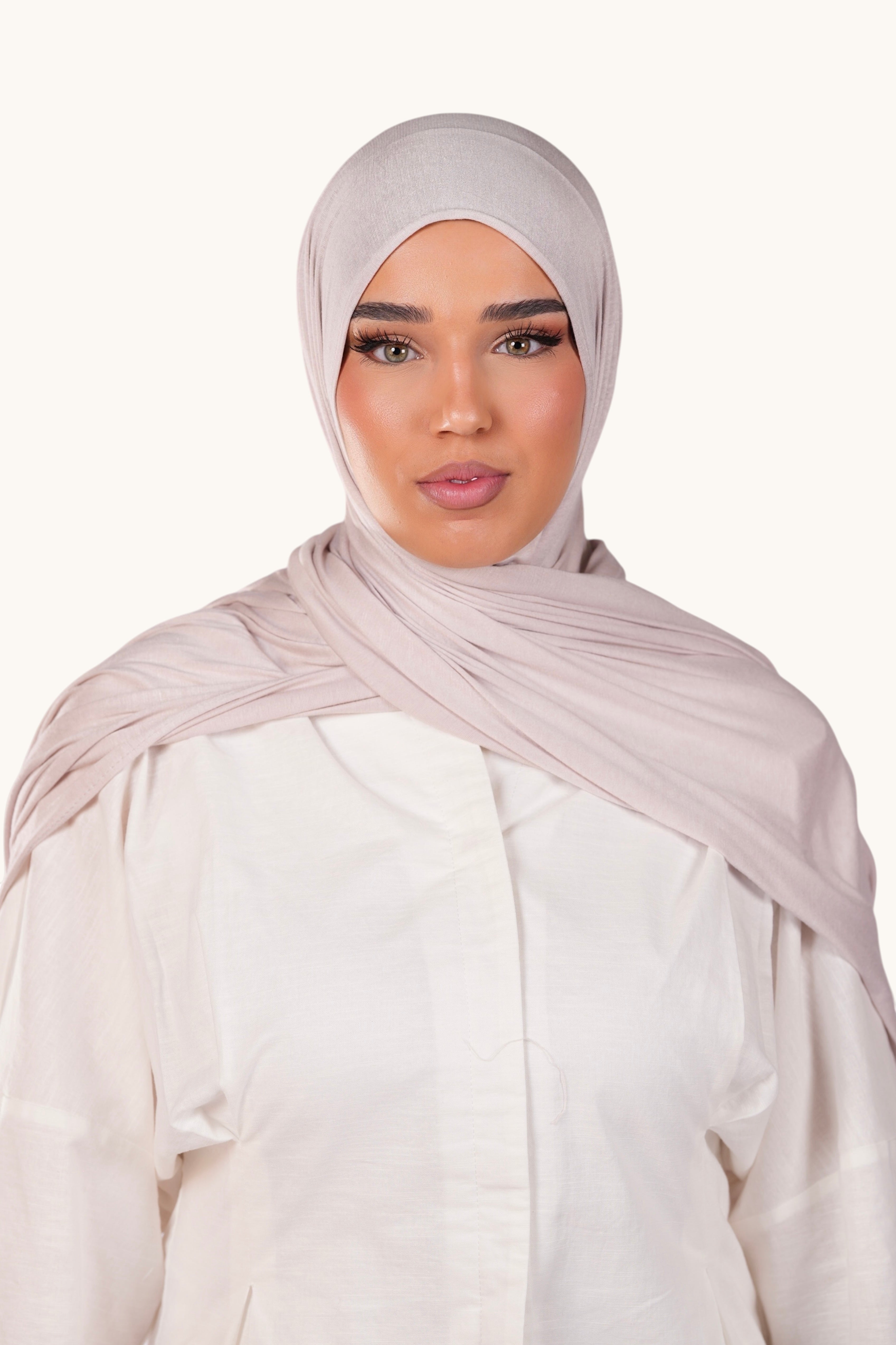 Weiches Bambus-Jersey aus Leinen von Losyana.Shop, Nahaufnahme des feinen, natürlichen Stoffes und dessen Textur.