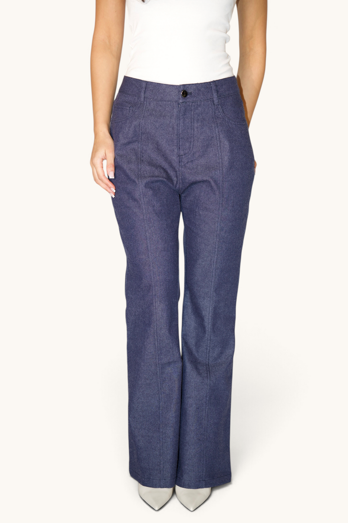 Blaue Denim Hose von LOSYANA, mit geradem Schnitt und Taschen, auf weißem Hintergrund.