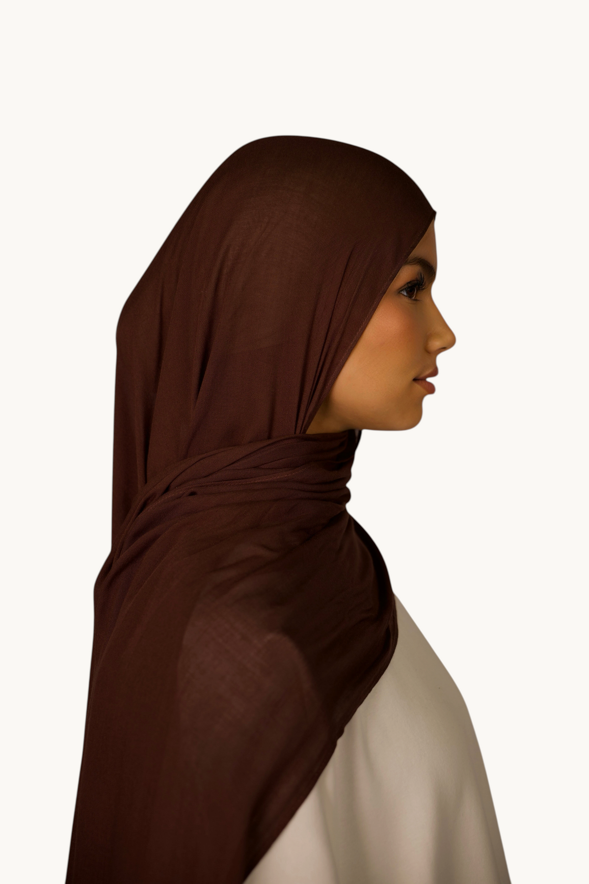 LOSYANA Hijab aus leichtem, espresso-braunem Modal-Stoff mit fließender Textur, getragen im Seitenprofil