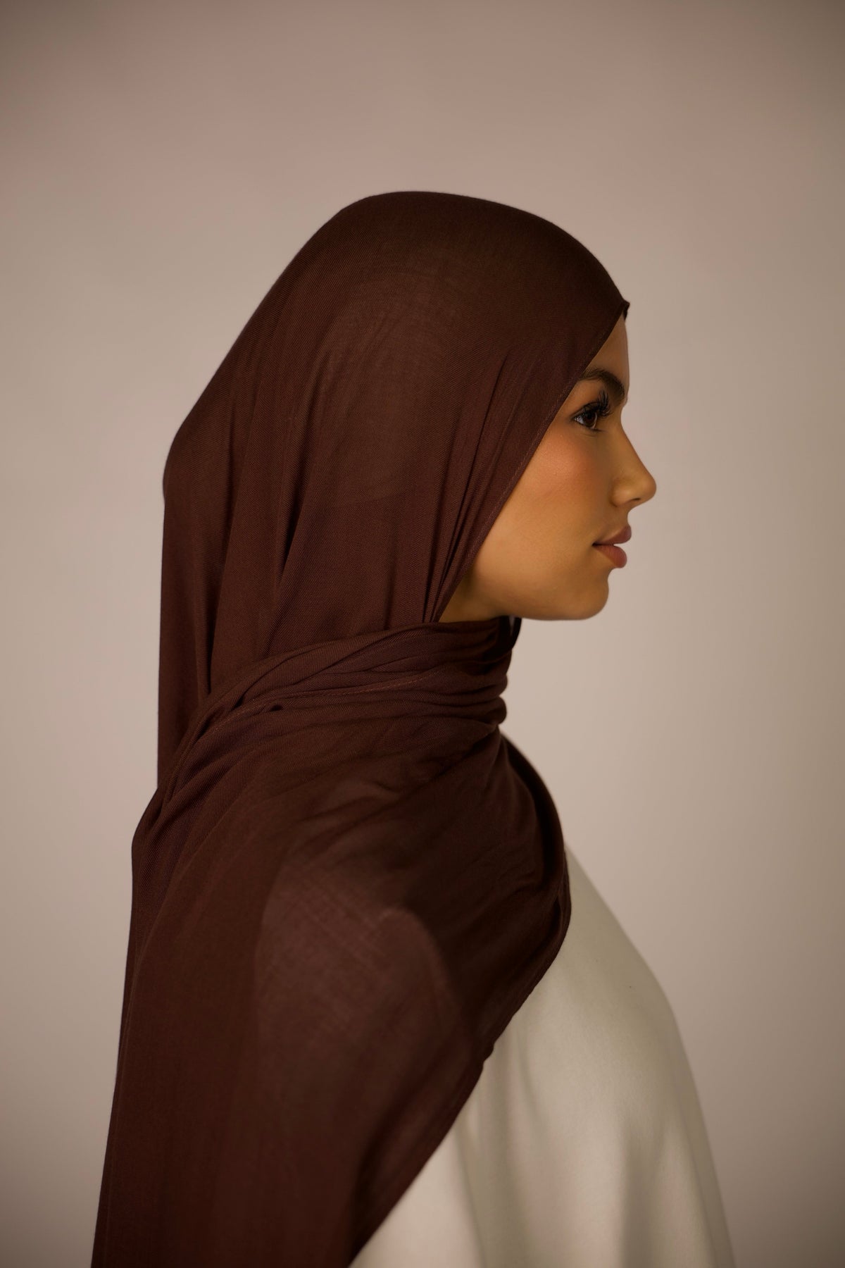 LOSYANA Hijab aus leichtem, espresso-braunem Modal-Stoff mit fließender Textur, getragen im Seitenprofil