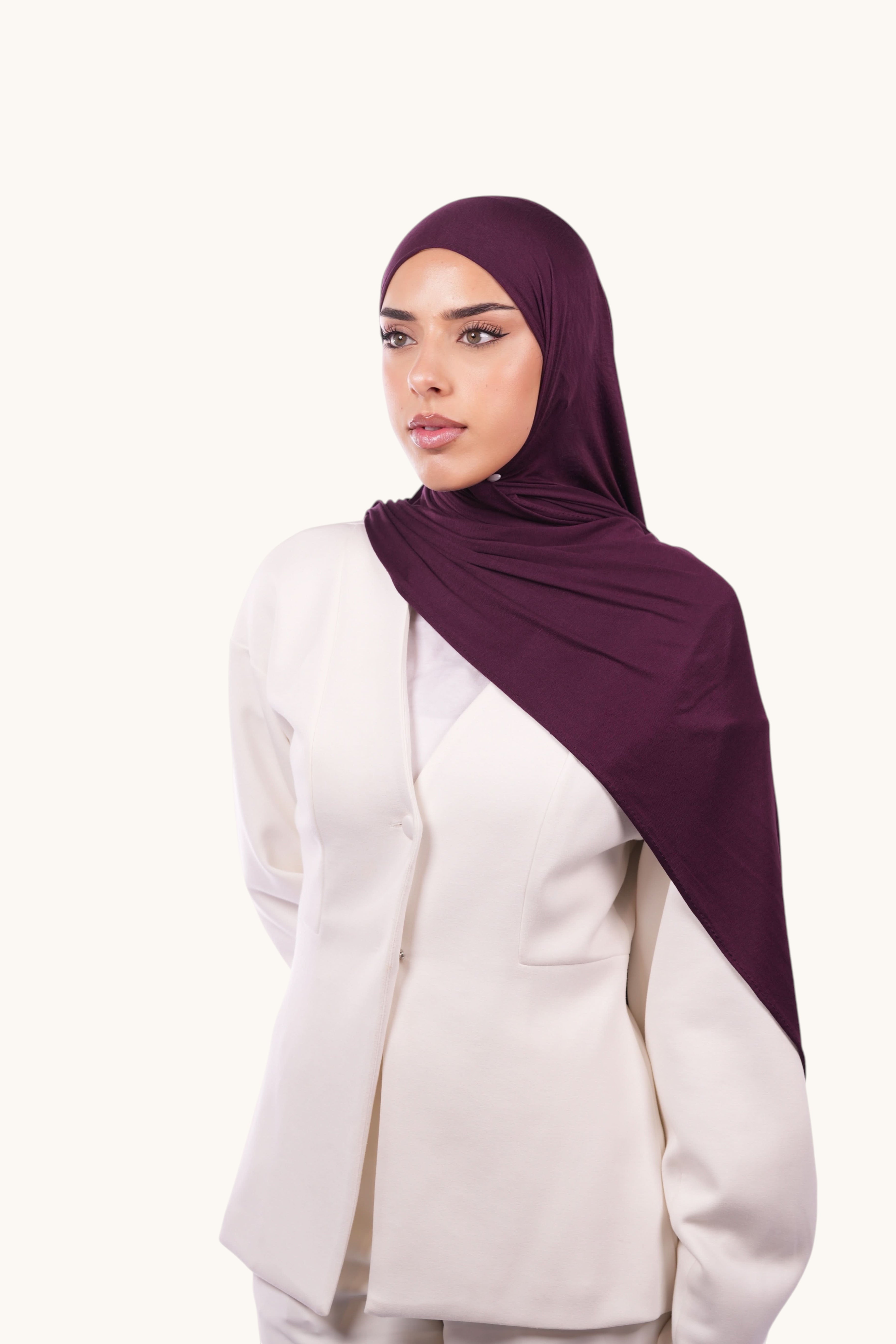 Weiches Bambus-Jersey in Auberginenfarbe von Losyana.Shop, zeigt die texturierte Oberfläche und feine Stoffdetails.