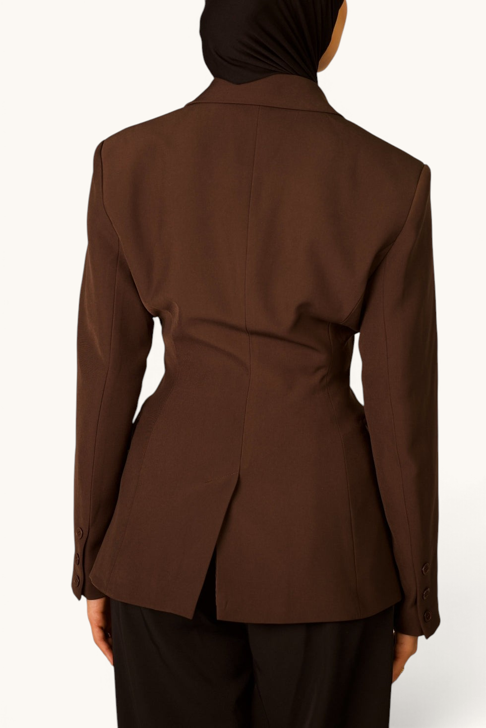 LOSYANA taillierter Blazer in Espressobraun mit moderner Passform und Rückenschlitz, getragen von einem Model