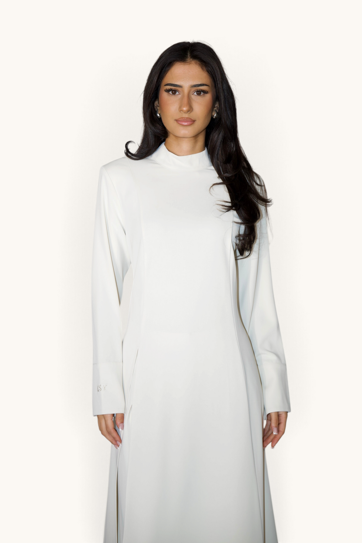 LOSYANA langer Zweiteiler in Creme mit Stehkragen und langem Oberteil an einem Model